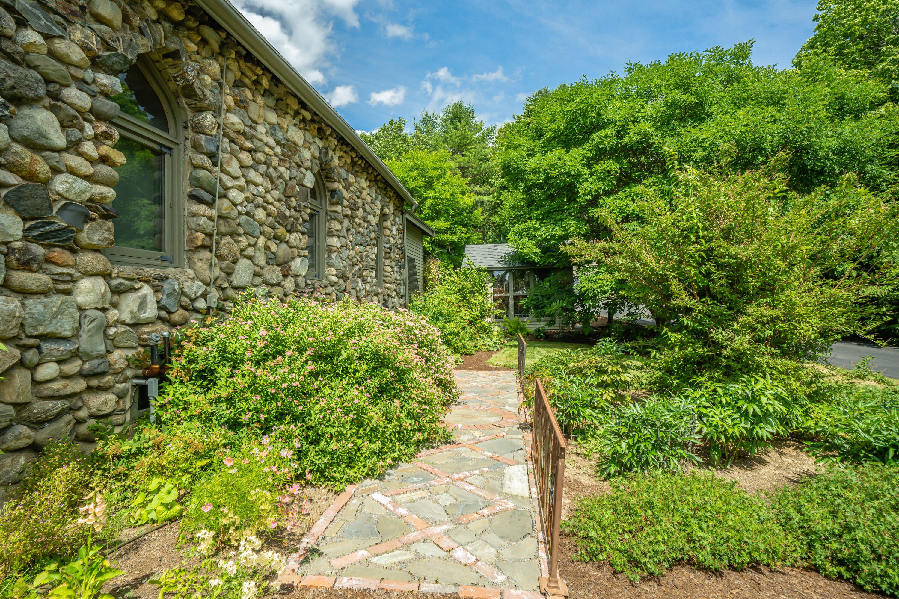 Belfast, Maine, 04915, United States, ,2 BathroomsBathrooms,Residential,Active,1762819