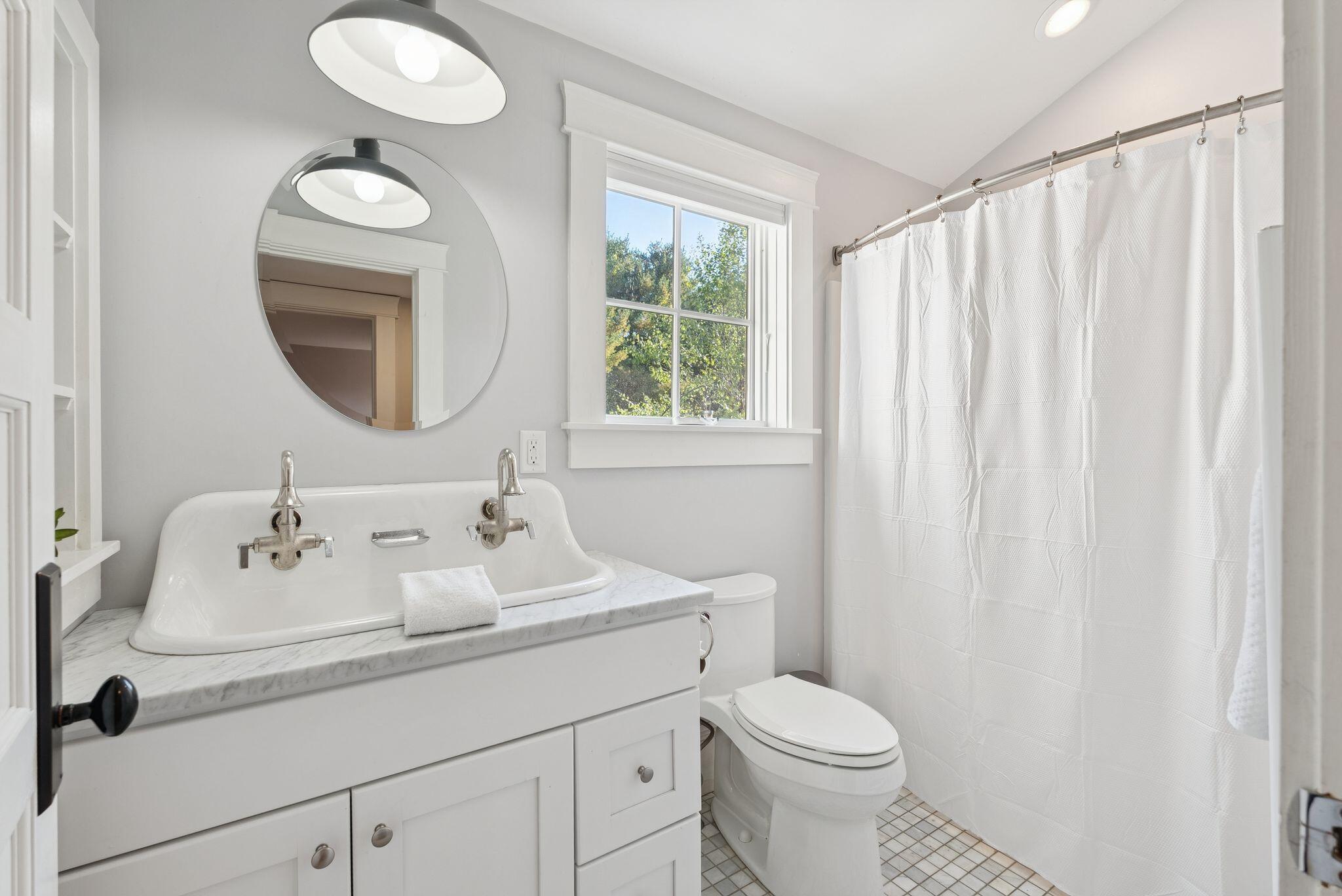 Falmouth, Maine, 04105, United States, 5 Bedrooms Bedrooms, ,4 BathroomsBathrooms,Residential,Active,1961947