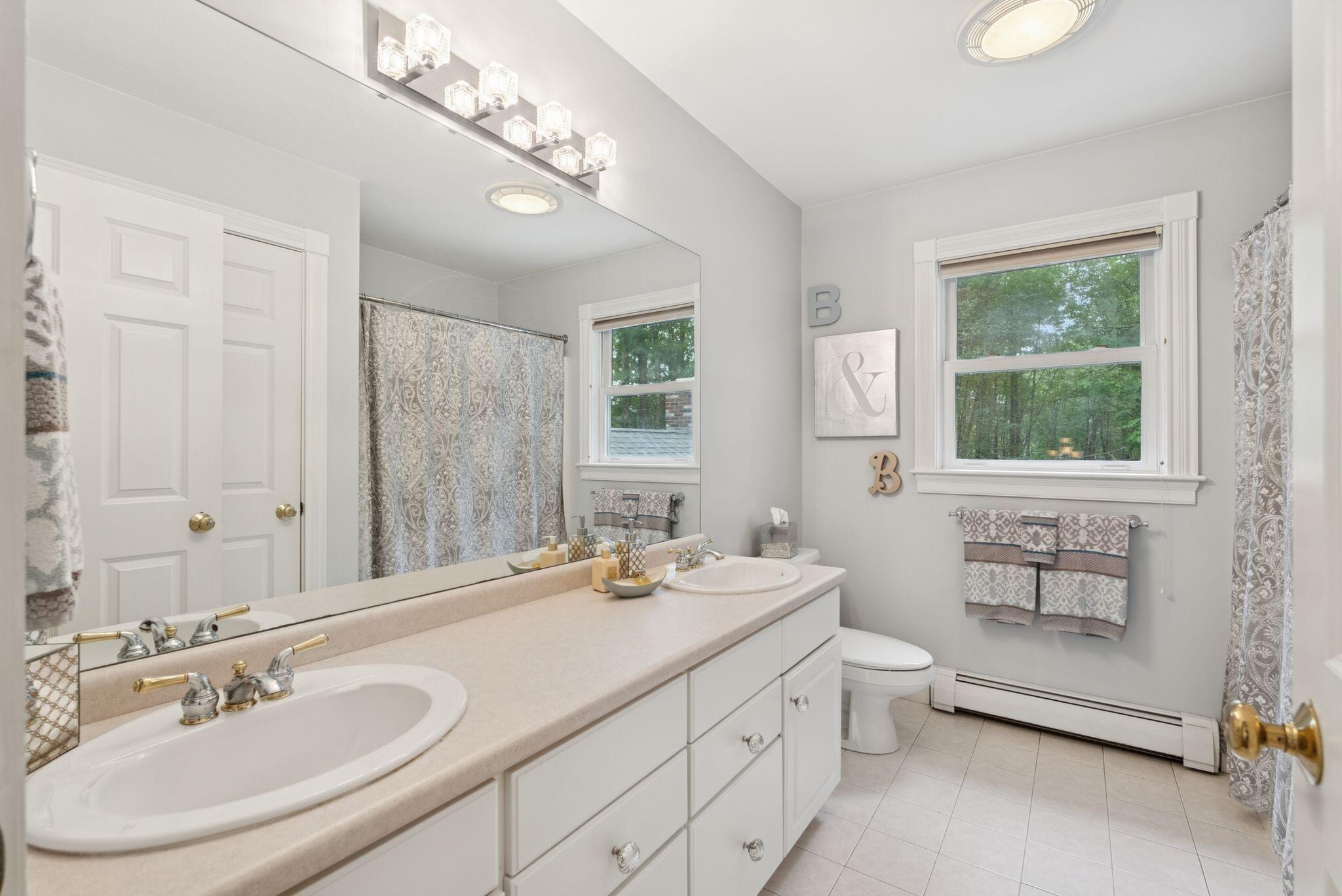 Falmouth, Maine, 04105, United States, 4 Bedrooms Bedrooms, ,3 BathroomsBathrooms,Residential,Active,1920228