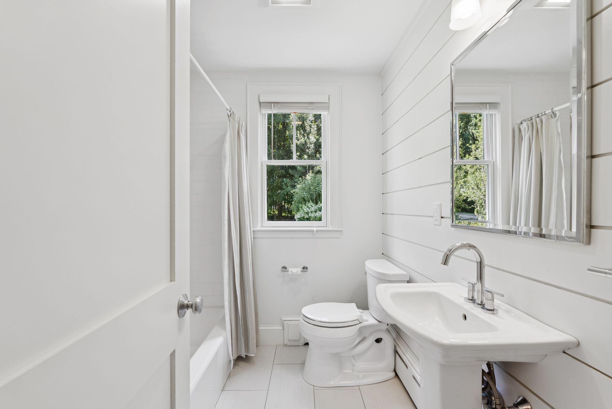 Falmouth, Maine, 04105, United States, 4 Bedrooms Bedrooms, ,3 BathroomsBathrooms,Residential,Pending,1903217