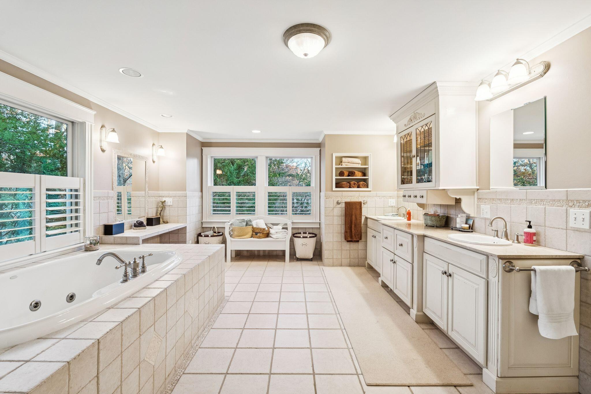 Falmouth, Maine, 04105, United States, 5 Bedrooms Bedrooms, ,4 BathroomsBathrooms,Residential,Active,2002327