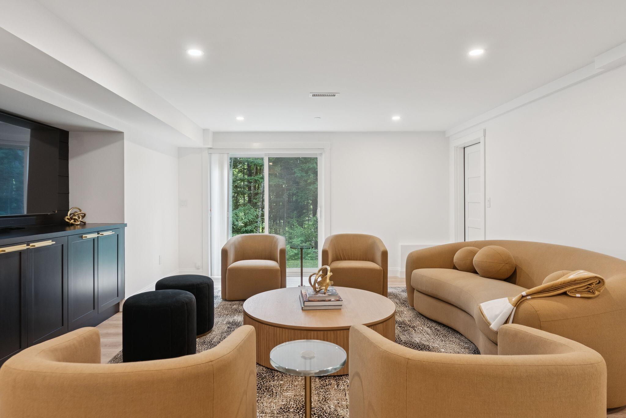 Cumberland, Maine, 04021, United States, ,5 BathroomsBathrooms,Residential,Active,1899925