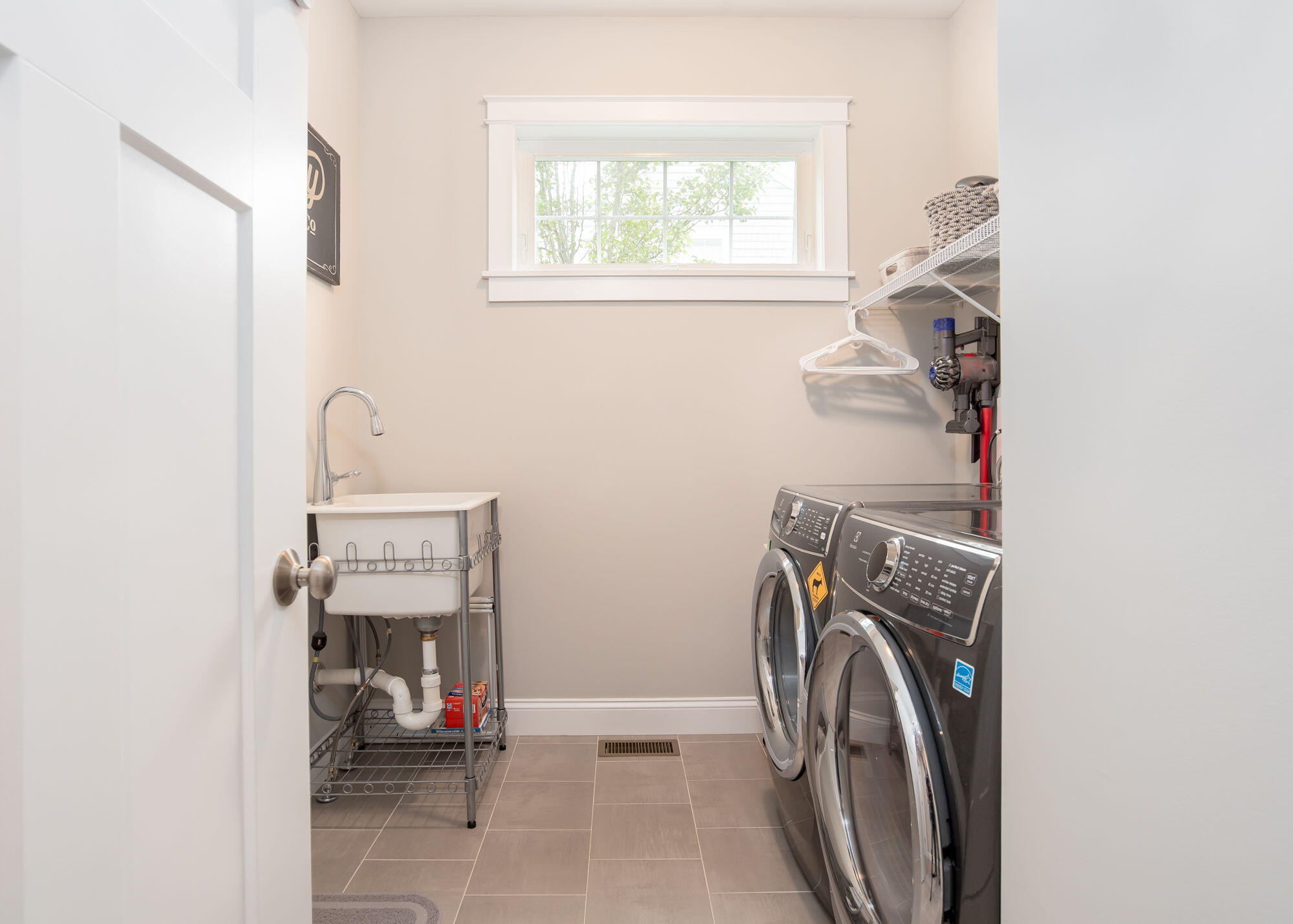 Portsmouth, New Hampshire, 03801, United States, 3 Bedrooms Bedrooms, ,3 BathroomsBathrooms,Residential,Active,1941113