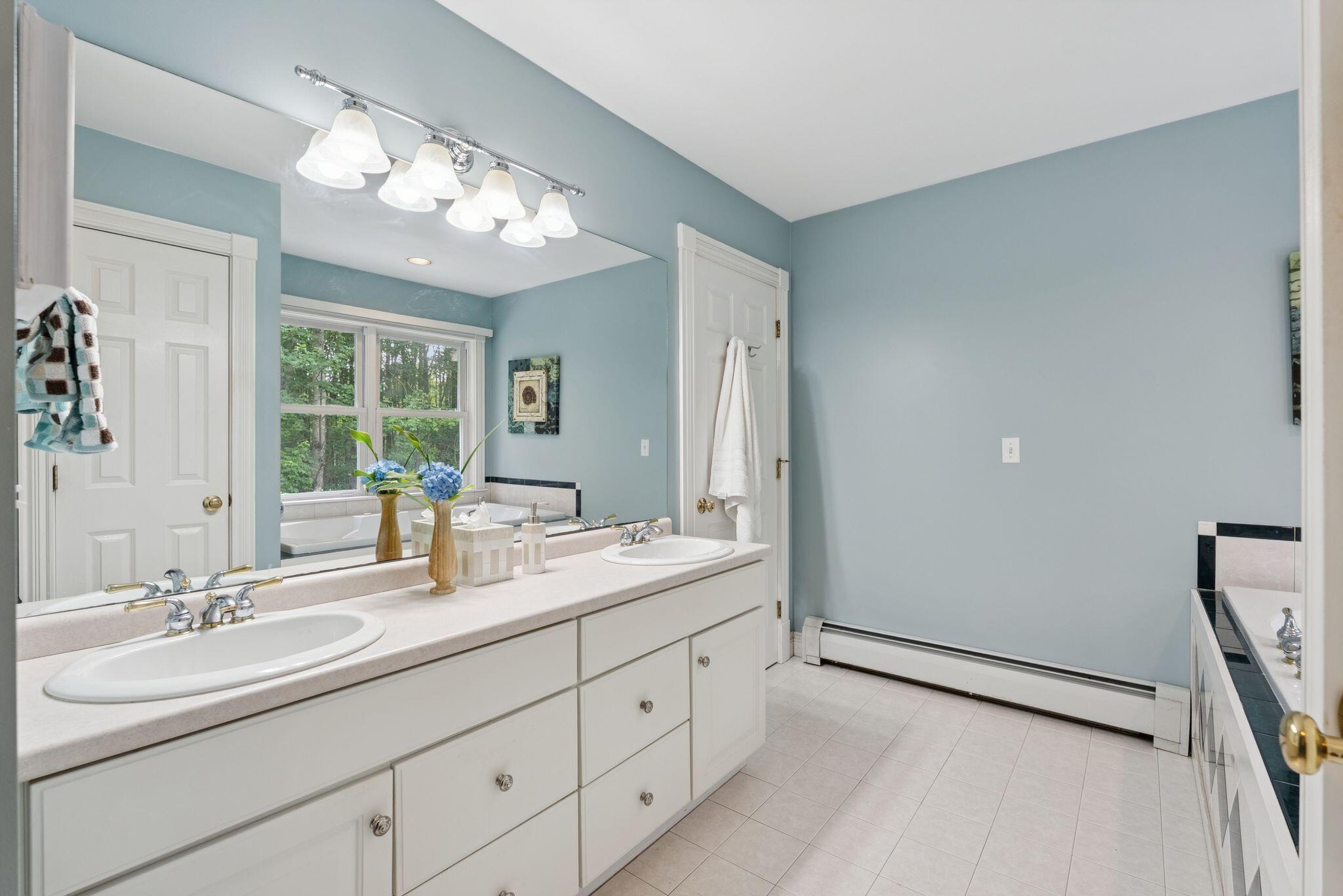 Falmouth, Maine, 04105, United States, 4 Bedrooms Bedrooms, ,3 BathroomsBathrooms,Residential,Active,1920228
