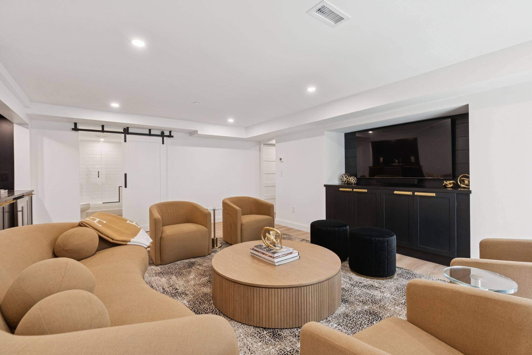 Cumberland, Maine, 04021, United States, ,5 BathroomsBathrooms,Residential,Active,1899925