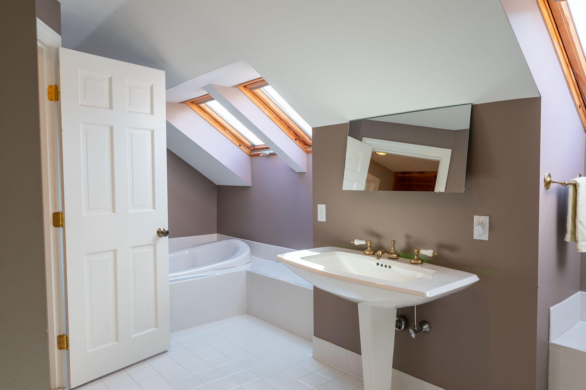 Cumberland, Maine, 04110, United States, 5 Bedrooms Bedrooms, ,3 BathroomsBathrooms,Residential,Active,1989779