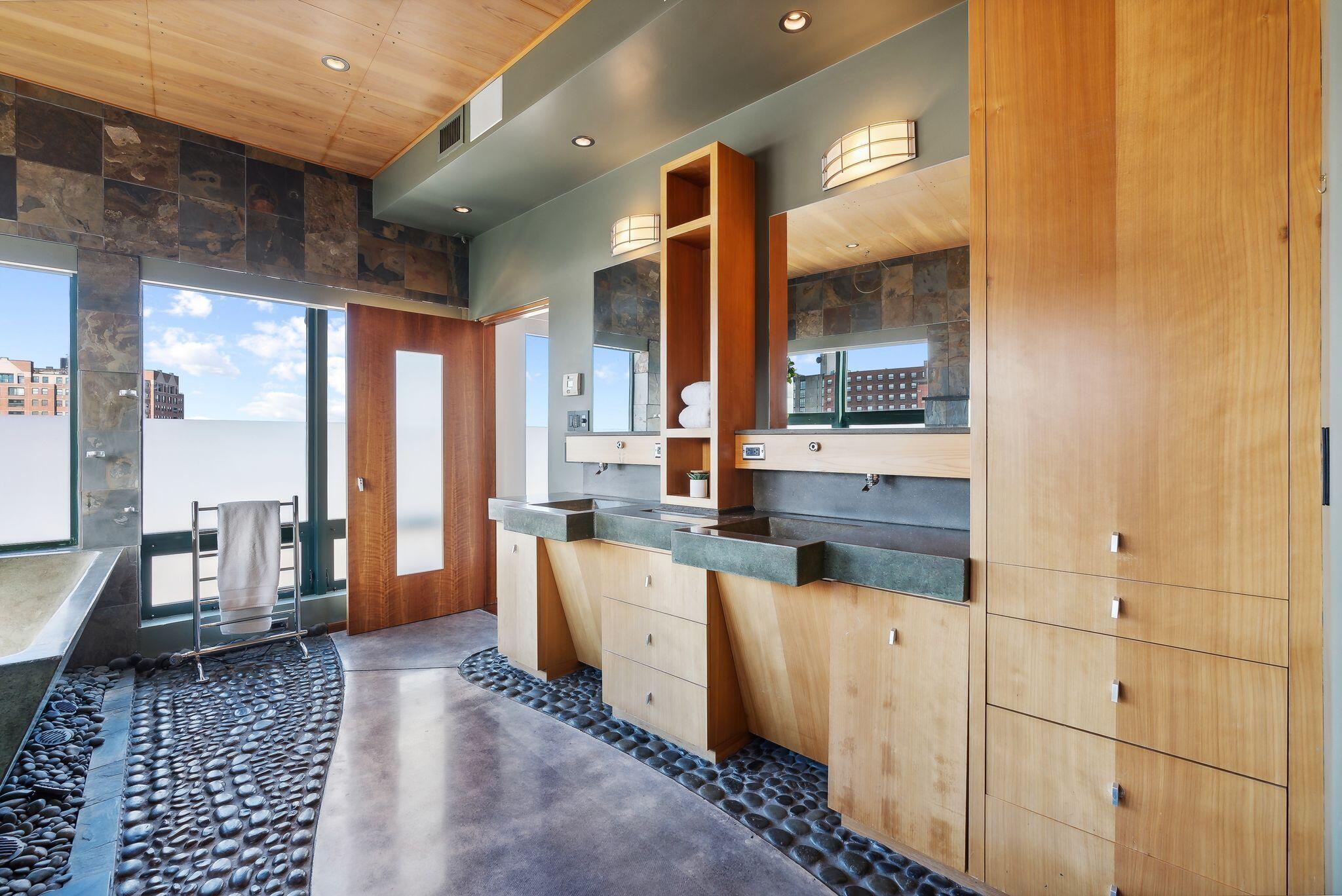 Portland, Maine, 04101, United States, 2 Bedrooms Bedrooms, ,3 BathroomsBathrooms,Residential,Active,1839414