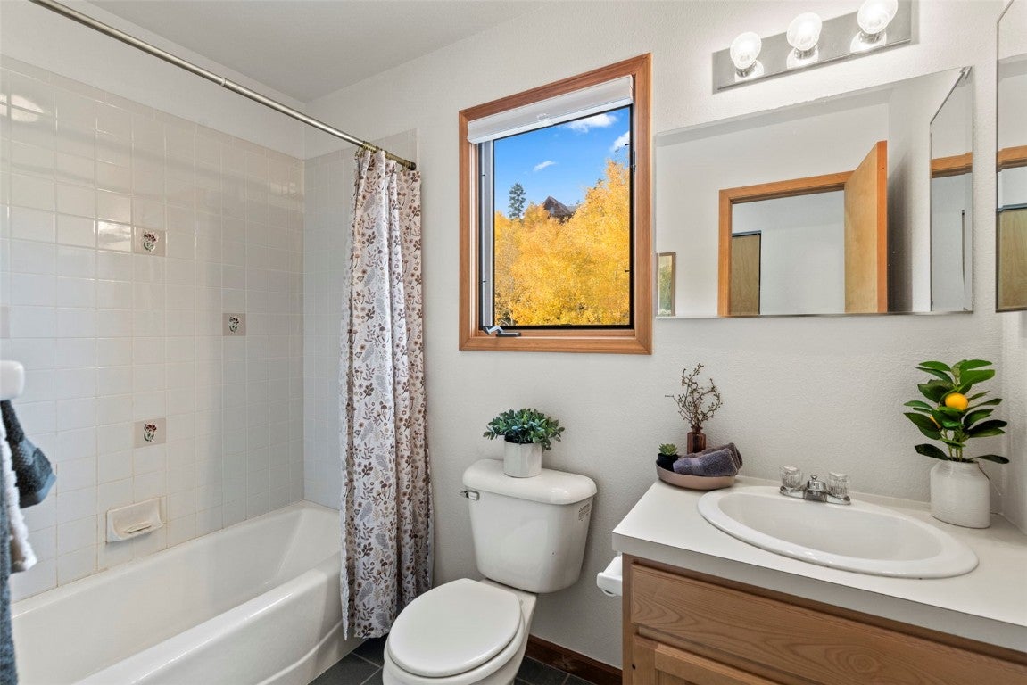Silverthorne, Colorado, 80498, United States, 3 Bedrooms Bedrooms, ,3 BathroomsBathrooms,Residential,Active,1952609