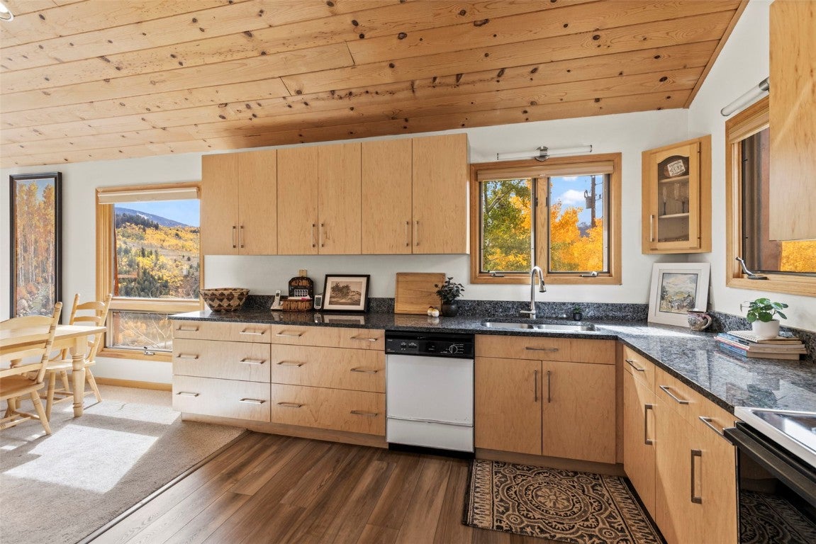 Silverthorne, Colorado, 80498, United States, 3 Bedrooms Bedrooms, ,3 BathroomsBathrooms,Residential,Active,1952609