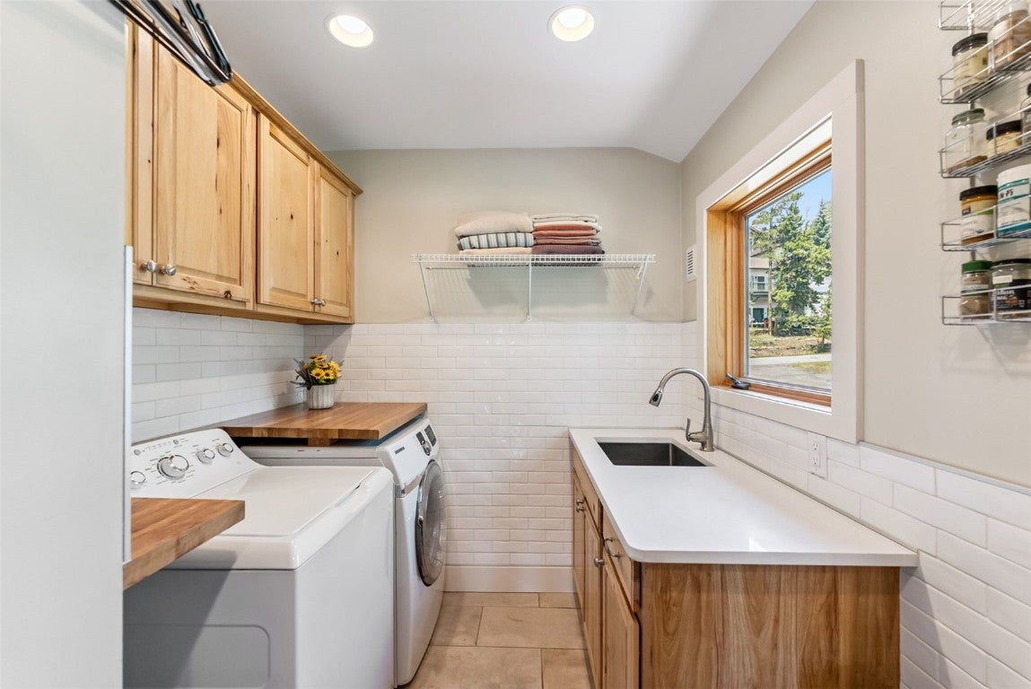 Dillon, Colorado, 80435, United States, 4 Bedrooms Bedrooms, ,3 BathroomsBathrooms,Residential,Active,1886797