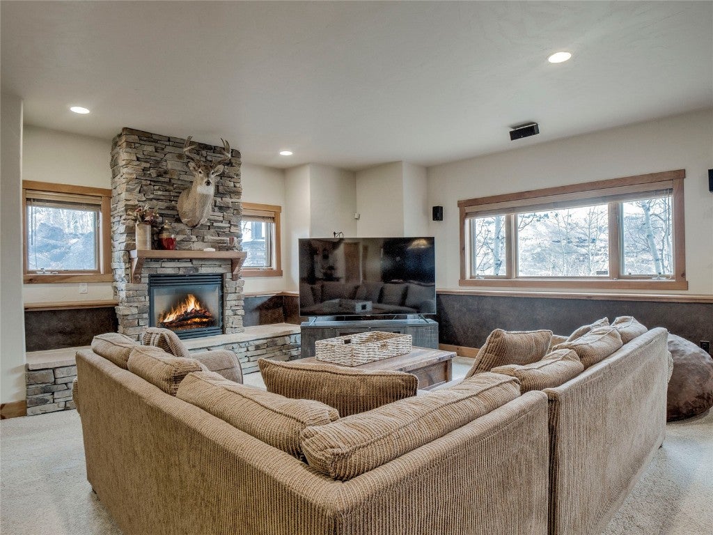 Silverthorne, Colorado, 80498, United States, 5 Bedrooms Bedrooms, ,4 BathroomsBathrooms,Residential,Active,1969634