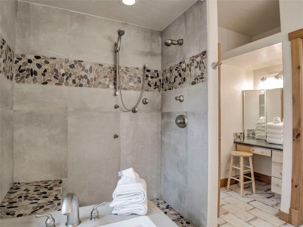 Silverthorne, Colorado, 80498, United States, 5 Bedrooms Bedrooms, ,4 BathroomsBathrooms,Residential,Active,1969634