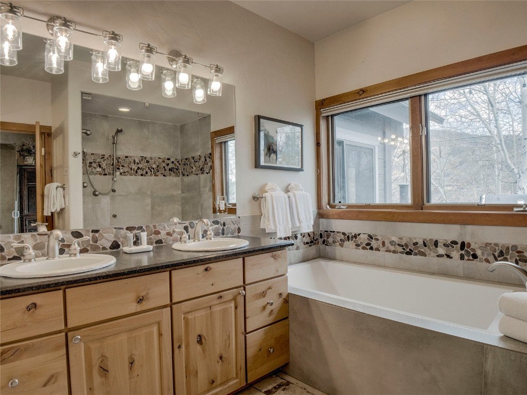 Silverthorne, Colorado, 80498, United States, 5 Bedrooms Bedrooms, ,4 BathroomsBathrooms,Residential,Active,1969634