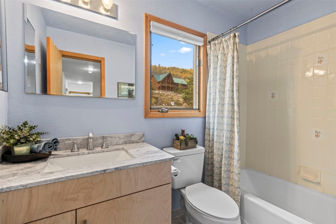 Silverthorne, Colorado, 80498, United States, 3 Bedrooms Bedrooms, ,3 BathroomsBathrooms,Residential,Active,1952609