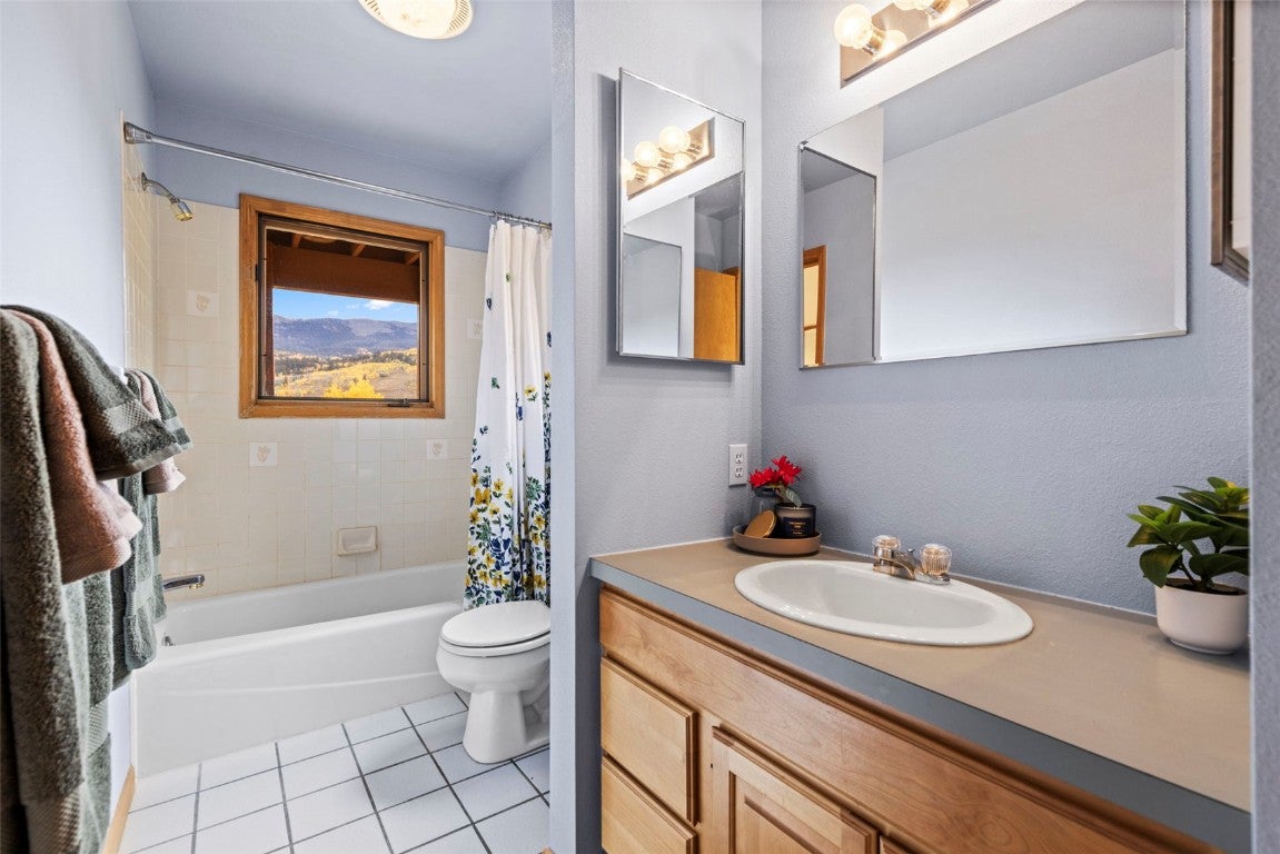 Silverthorne, Colorado, 80498, United States, 3 Bedrooms Bedrooms, ,3 BathroomsBathrooms,Residential,Active,1952609