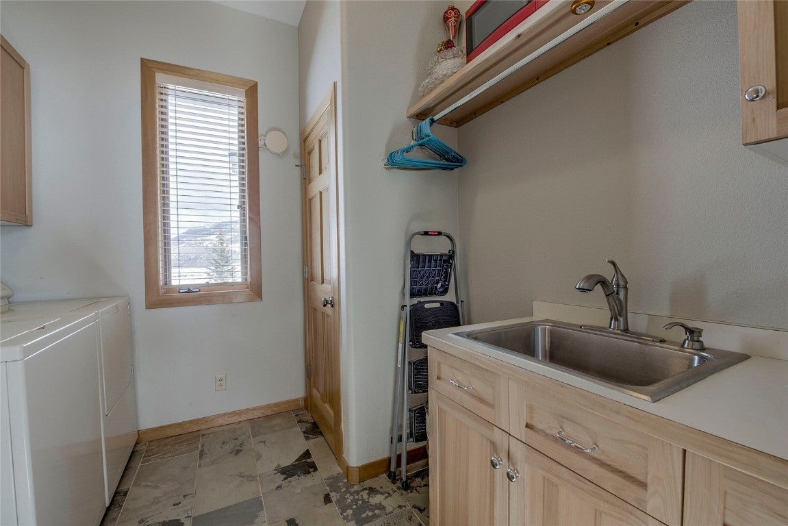 Silverthorne, Colorado, 80498, United States, 4 Bedrooms Bedrooms, ,3 BathroomsBathrooms,Residential,Active,1734933