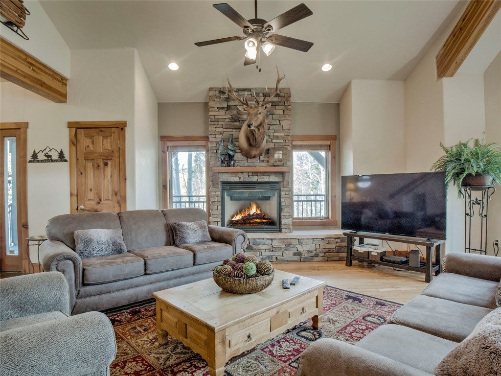 Silverthorne, Colorado, 80498, United States, 5 Bedrooms Bedrooms, ,4 BathroomsBathrooms,Residential,Active,1969634