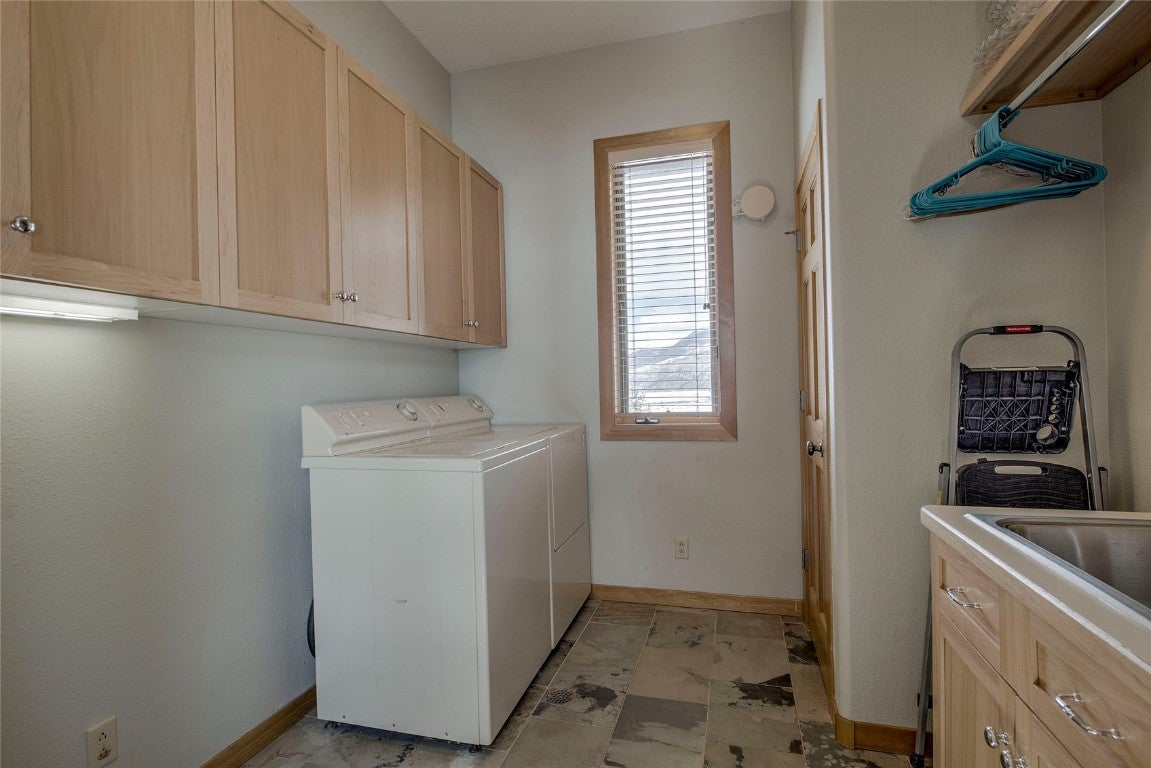 Silverthorne, Colorado, 80498, United States, 4 Bedrooms Bedrooms, ,3 BathroomsBathrooms,Residential,Active,1734933