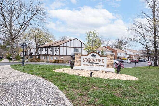 208 Parkside Dr  