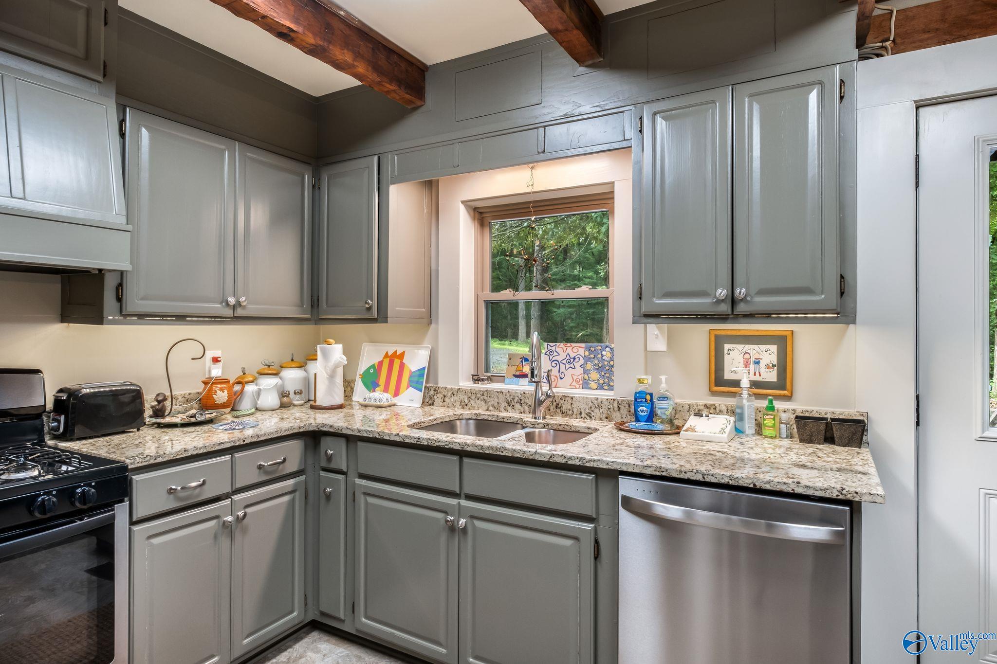 Guntersville, Alabama, 35976, United States, 5 Bedrooms Bedrooms, ,4 BathroomsBathrooms,Residential,Active,1880005