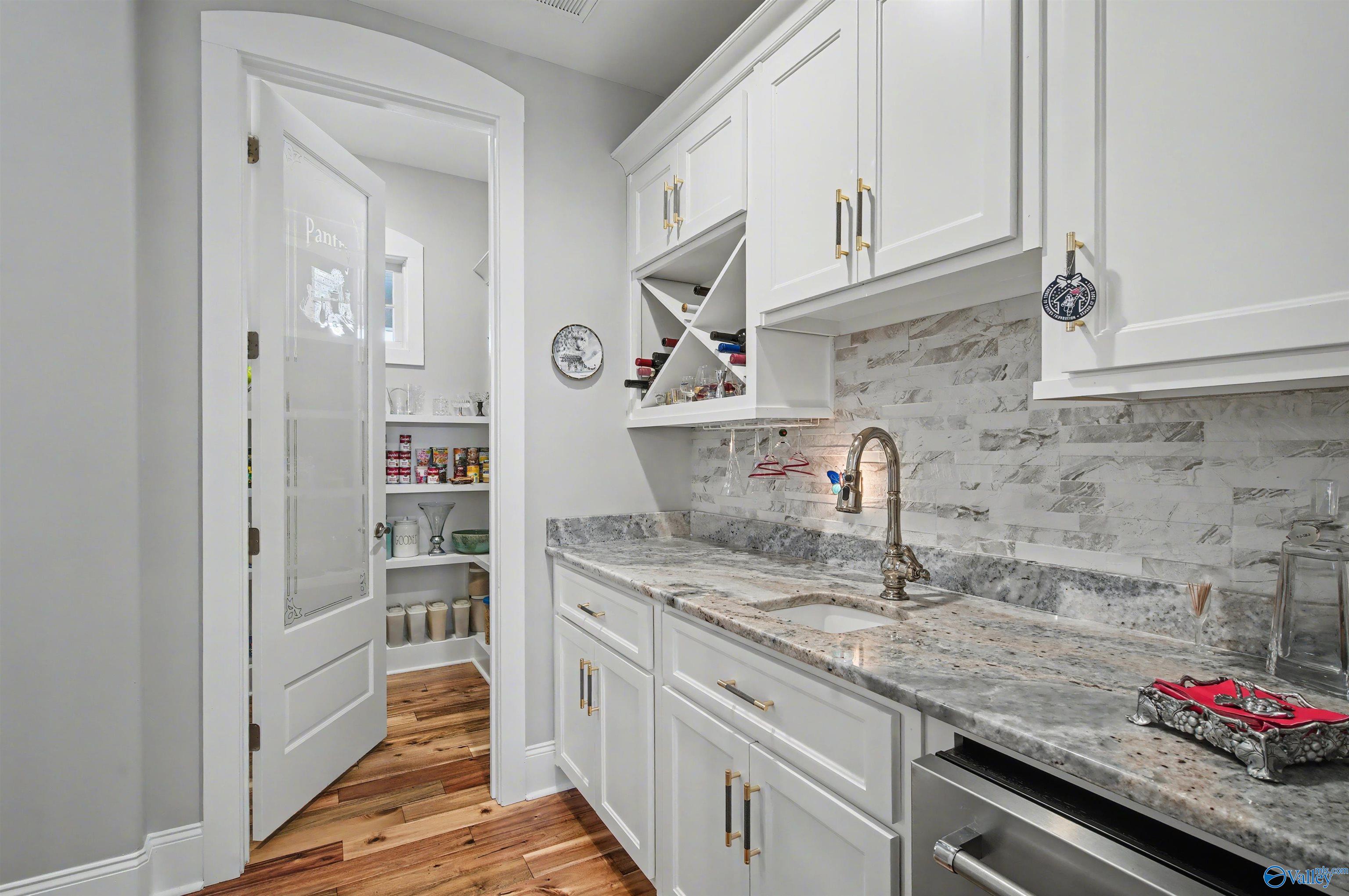 Guntersville, Alabama, 35976, United States, 3 Bedrooms Bedrooms, ,3 BathroomsBathrooms,Residential,Active,2011430