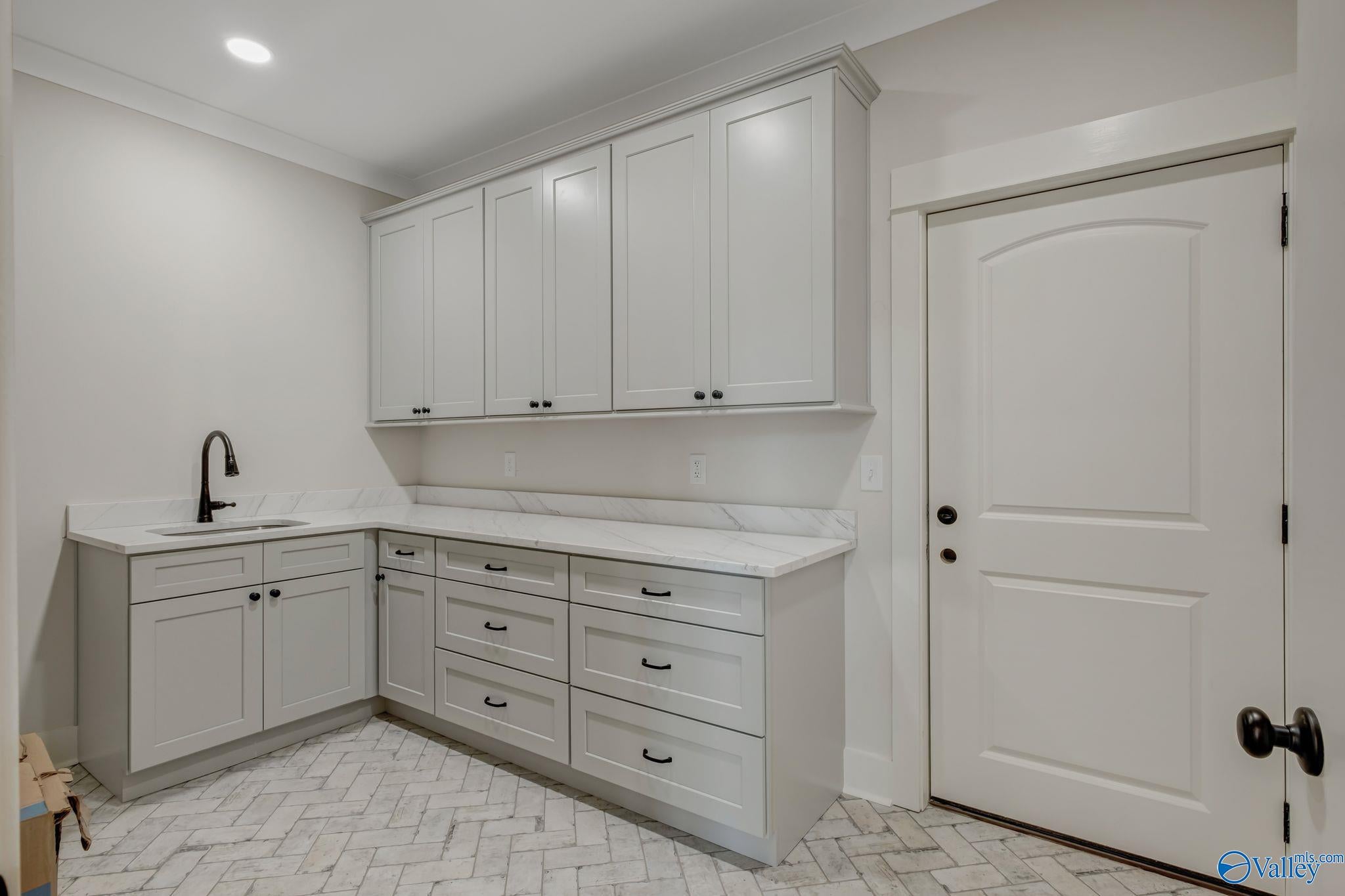 Guntersville, Alabama, 35976, United States, ,4 BathroomsBathrooms,Residential,Active,1702827