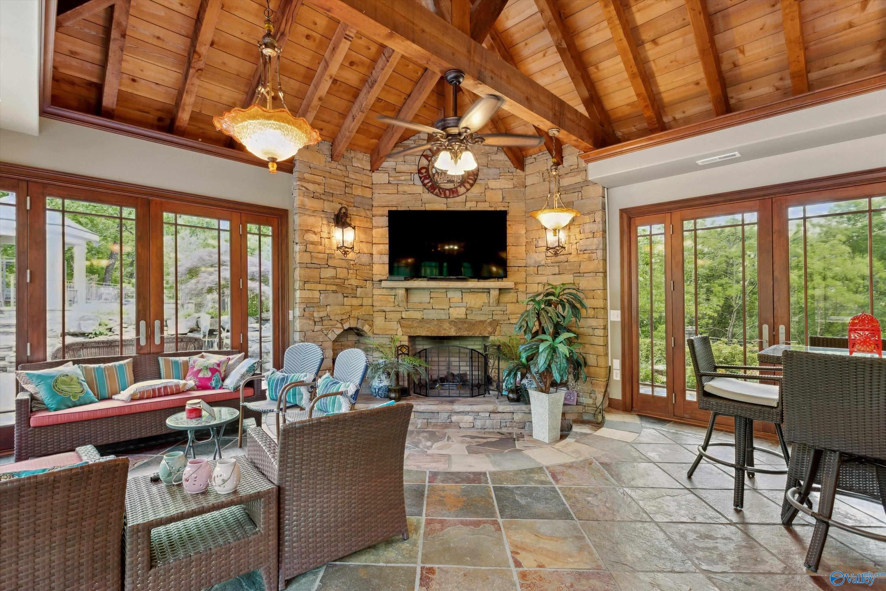 Huntsville, Alabama, 35801, United States, ,8 BathroomsBathrooms,Residential,Active,1832329