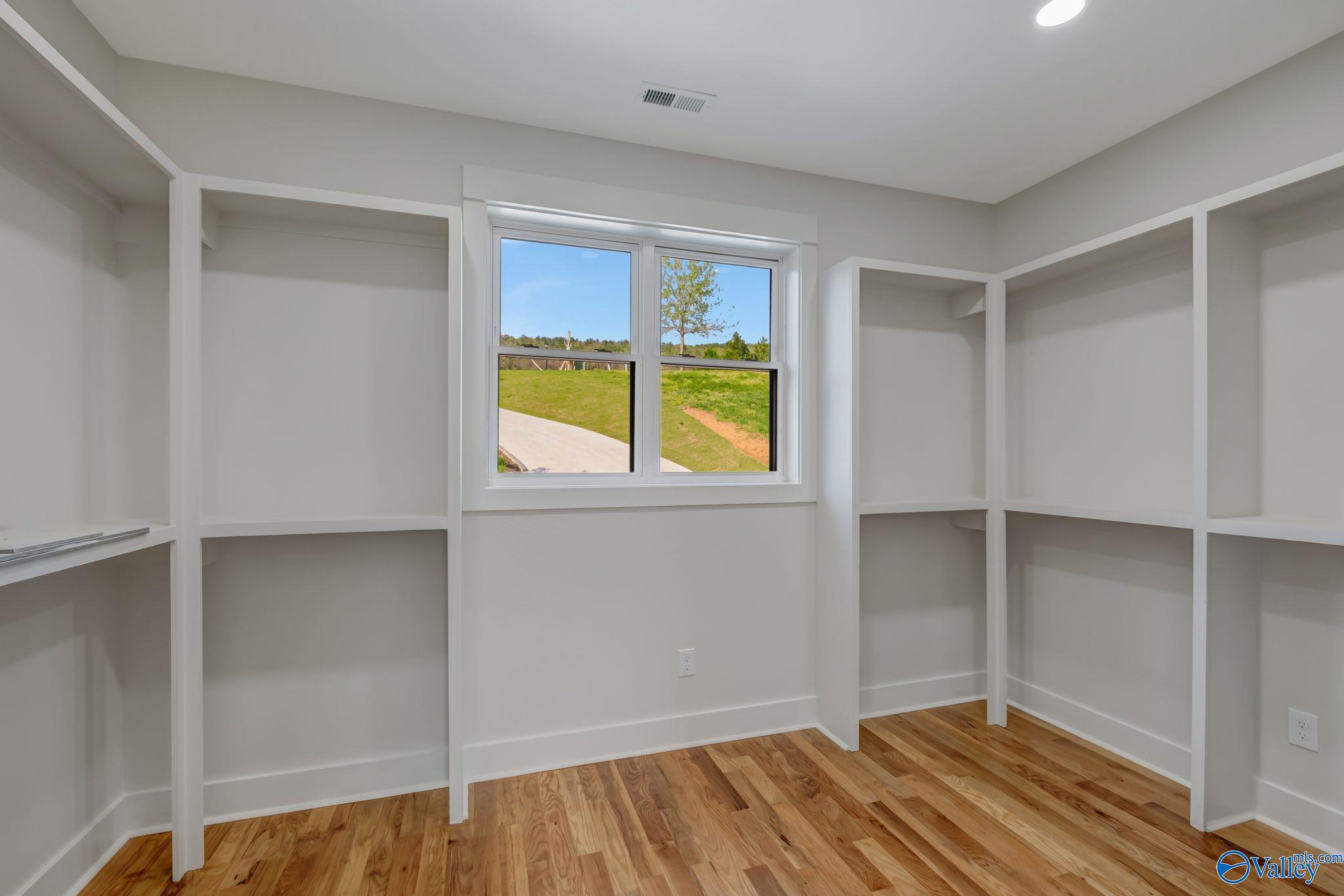 Guntersville, Alabama, 35976, United States, ,4 BathroomsBathrooms,Residential,Active,1702827