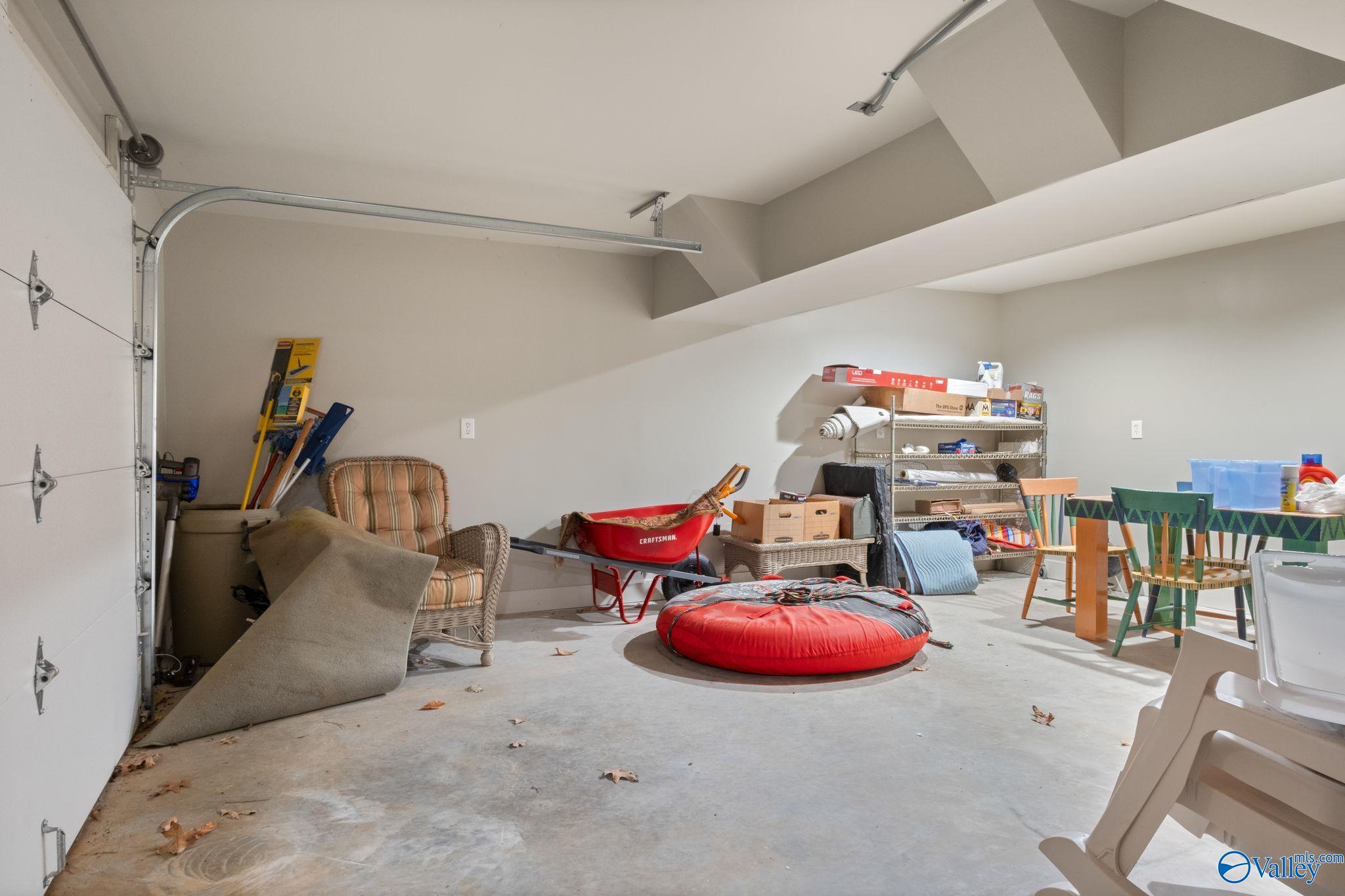 Guntersville, Alabama, 35976, United States, 5 Bedrooms Bedrooms, ,4 BathroomsBathrooms,Residential,Active,1880005