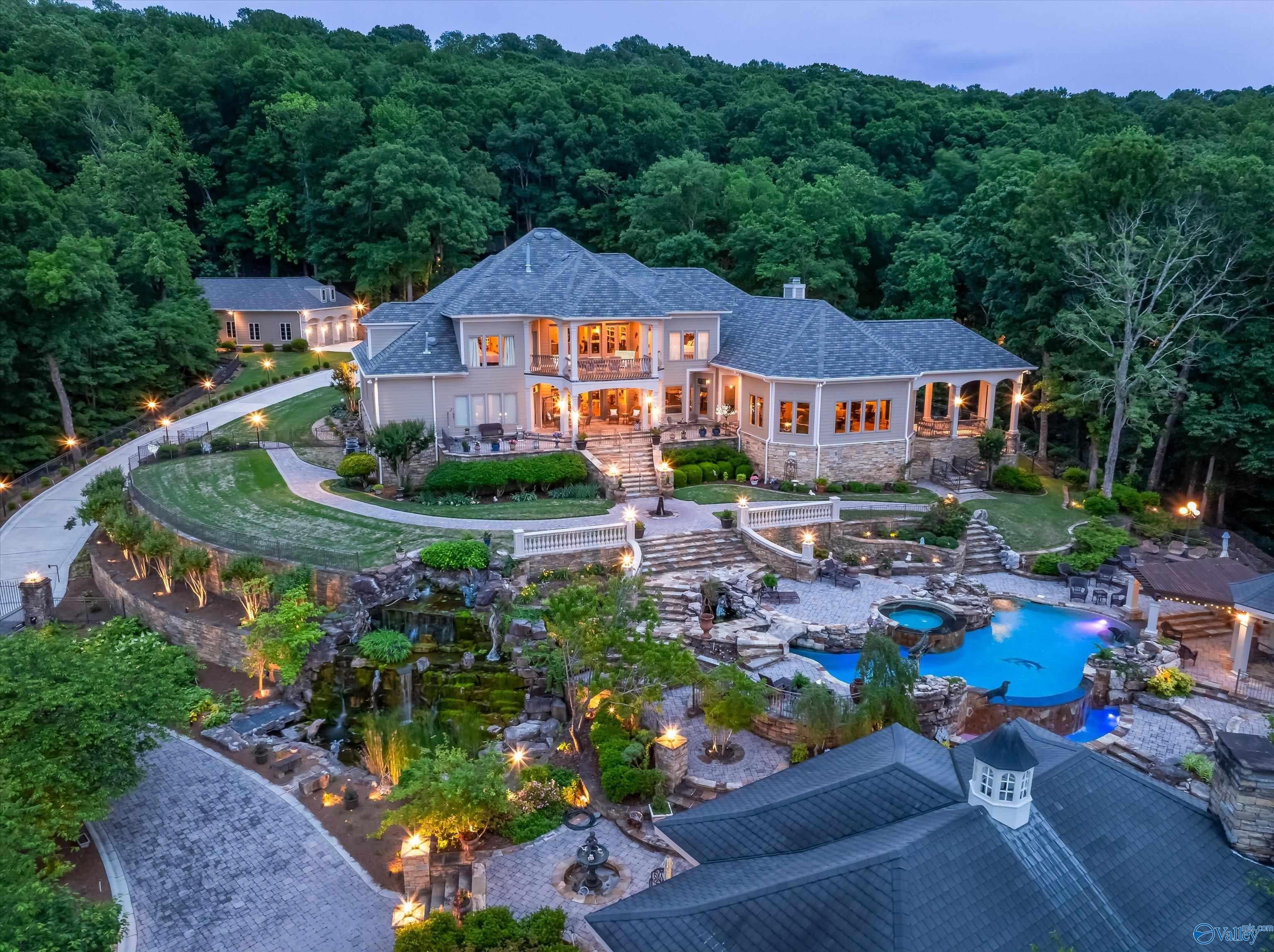 Huntsville, Alabama, 35801, United States, ,8 BathroomsBathrooms,Residential,Active,1832329