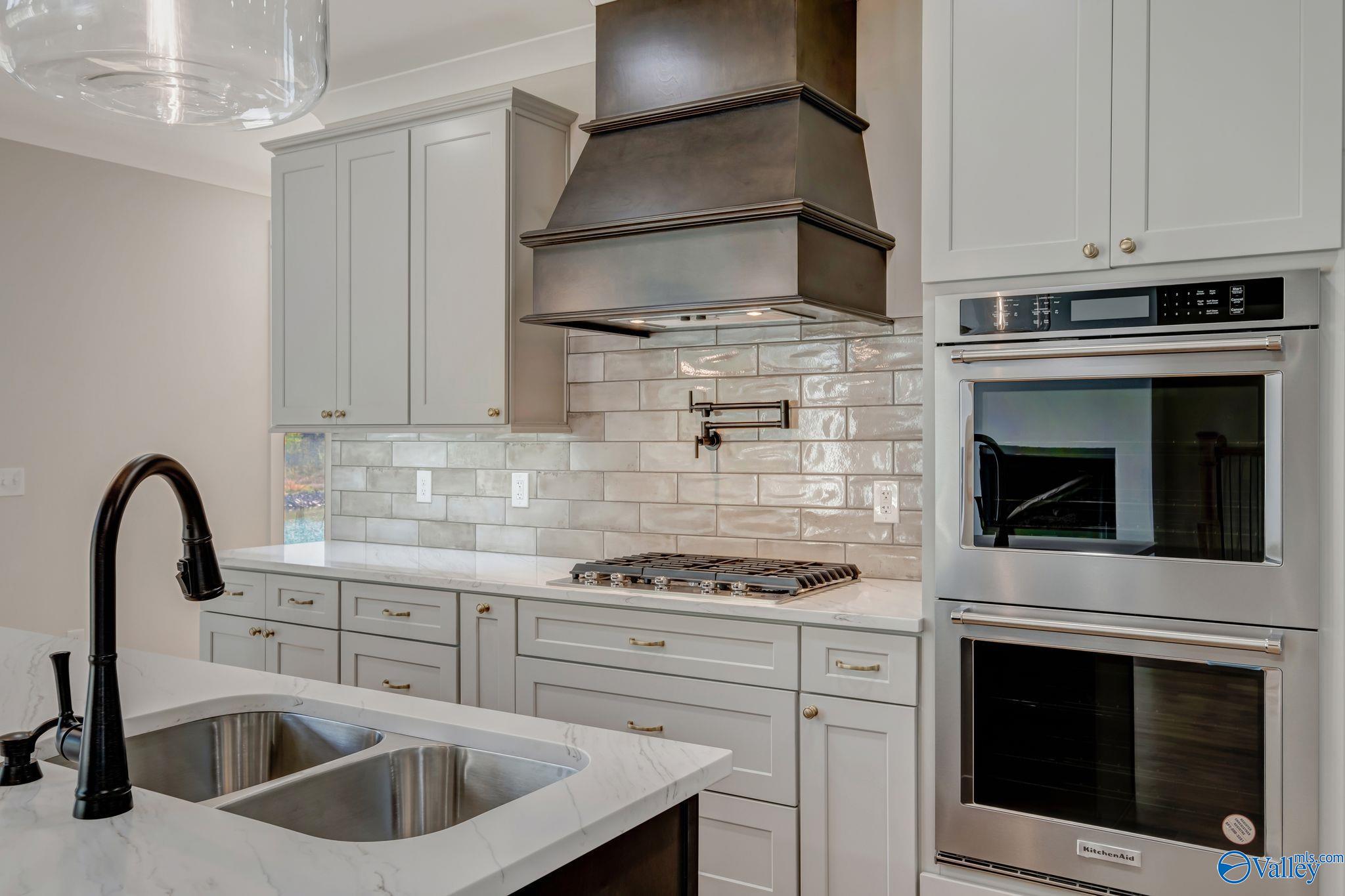 Guntersville, Alabama, 35976, United States, ,4 BathroomsBathrooms,Residential,Active,1702827