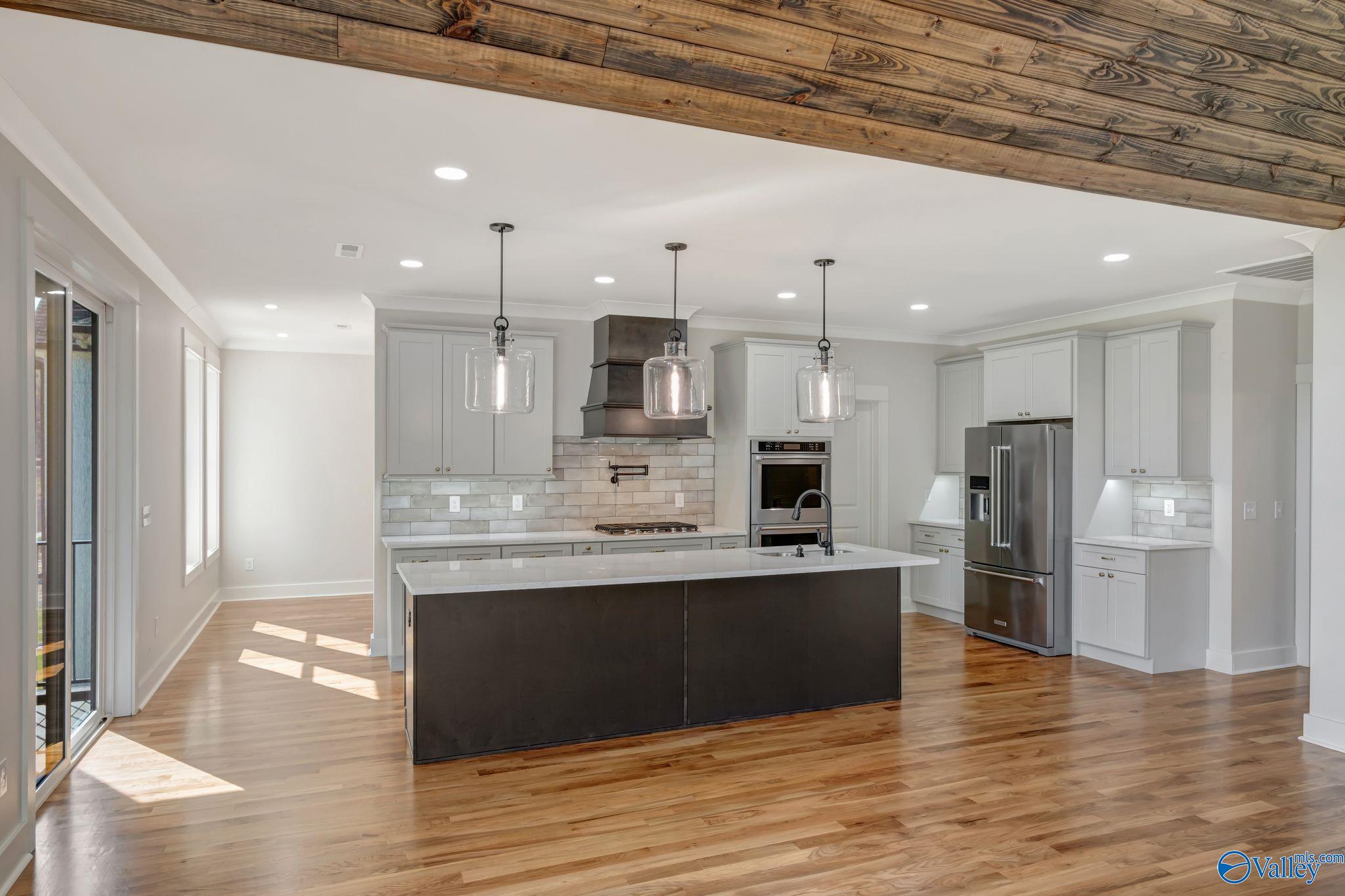 Guntersville, Alabama, 35976, United States, ,4 BathroomsBathrooms,Residential,Active,1702827