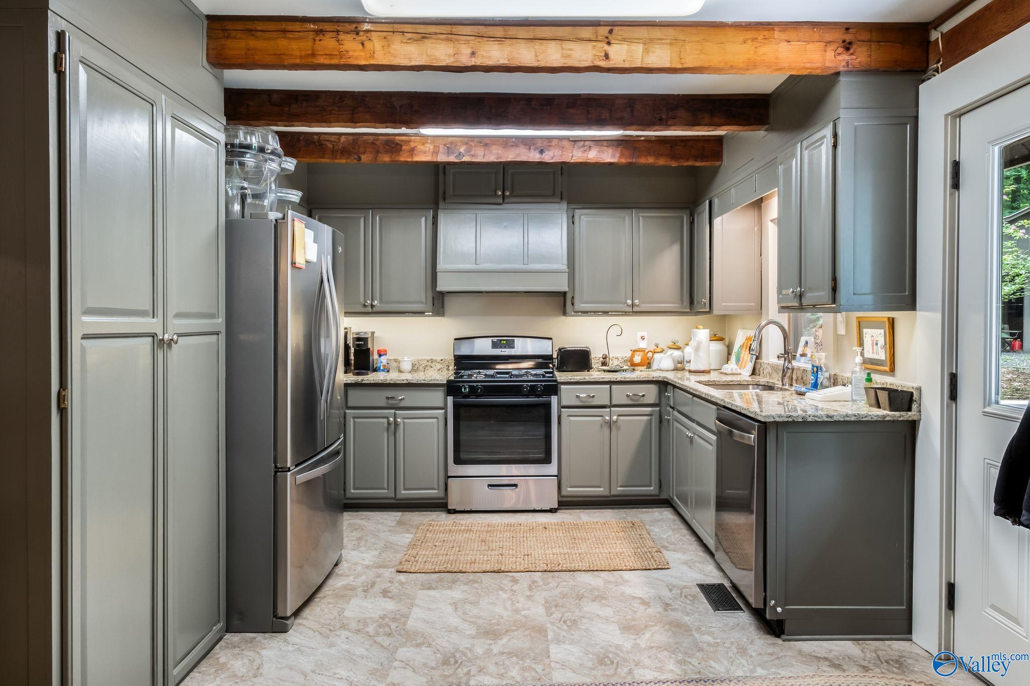 Guntersville, Alabama, 35976, United States, 5 Bedrooms Bedrooms, ,4 BathroomsBathrooms,Residential,Active,1880005