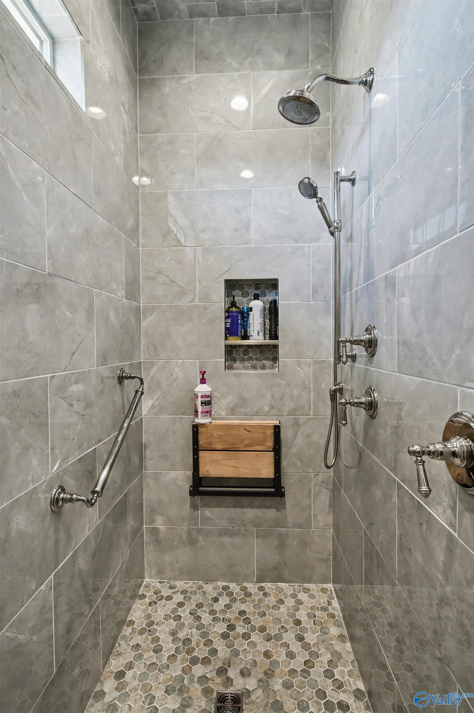 Guntersville, Alabama, 35976, United States, 3 Bedrooms Bedrooms, ,3 BathroomsBathrooms,Residential,Active,2011430