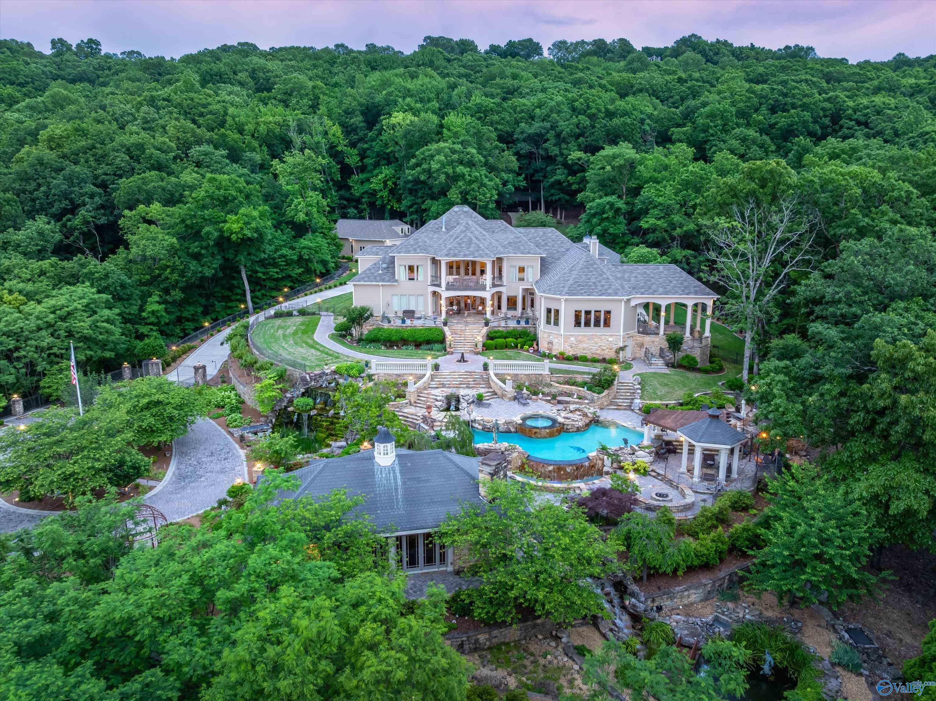 Huntsville, Alabama, 35801, United States, ,8 BathroomsBathrooms,Residential,Active,1832329