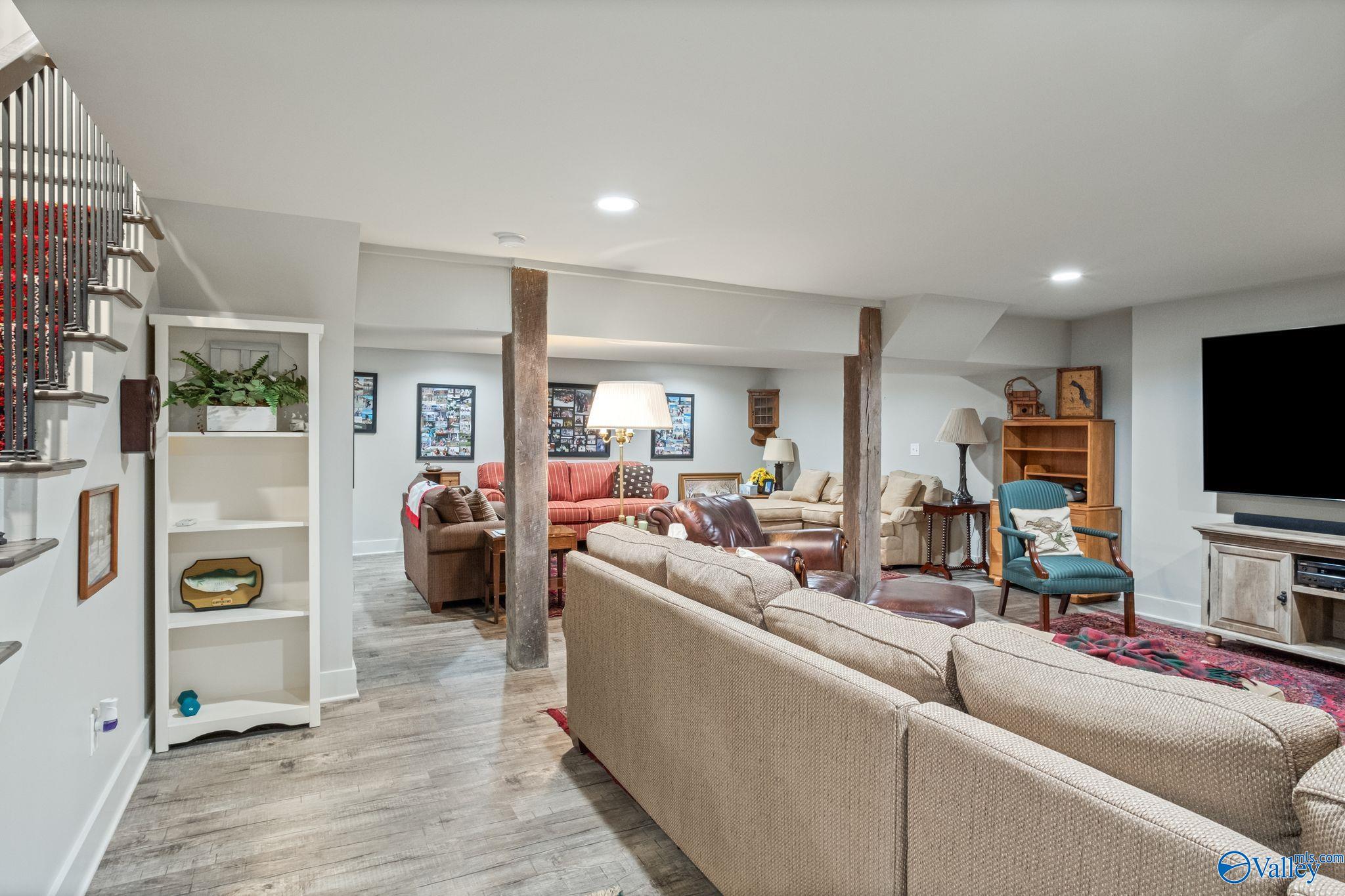 Guntersville, Alabama, 35976, United States, 5 Bedrooms Bedrooms, ,4 BathroomsBathrooms,Residential,Active,1880005