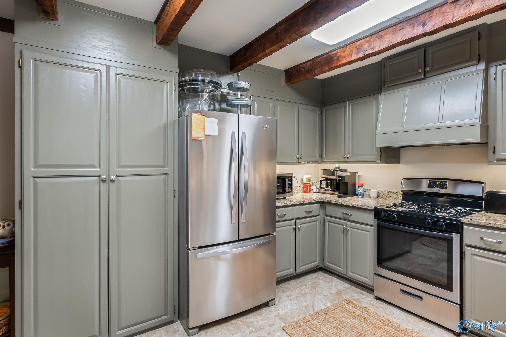 Guntersville, Alabama, 35976, United States, 5 Bedrooms Bedrooms, ,4 BathroomsBathrooms,Residential,Active,1880005