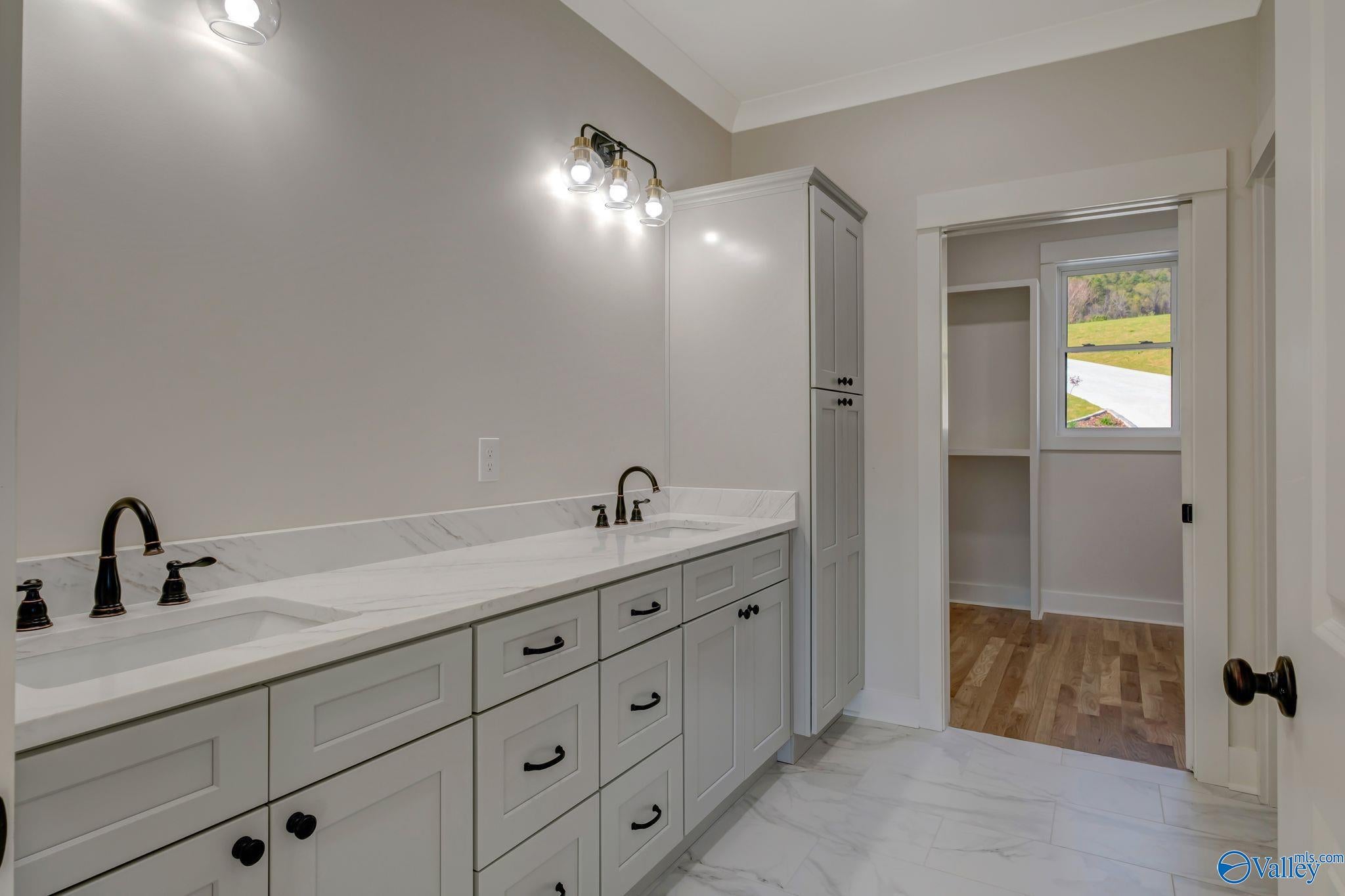 Guntersville, Alabama, 35976, United States, ,4 BathroomsBathrooms,Residential,Active,1702827