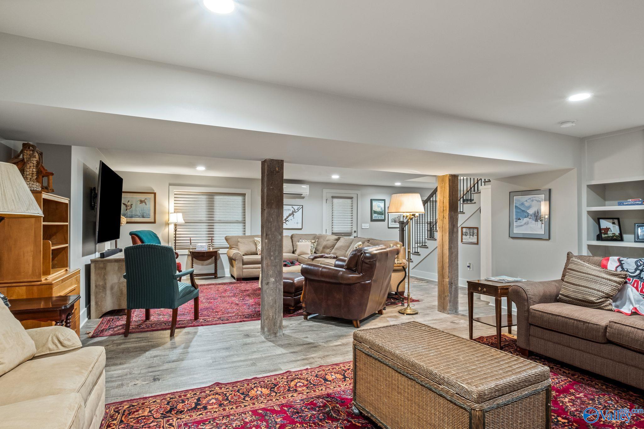 Guntersville, Alabama, 35976, United States, 5 Bedrooms Bedrooms, ,4 BathroomsBathrooms,Residential,Active,1880005