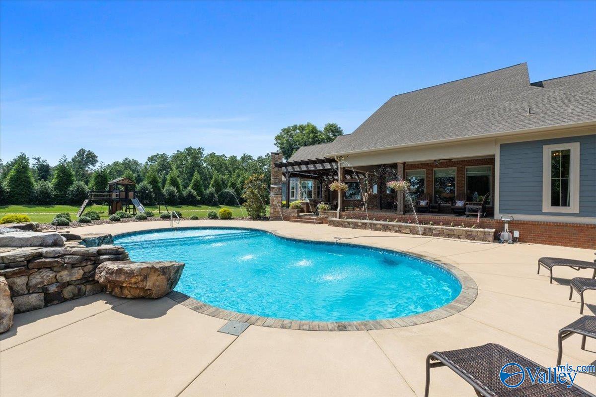 Huntsville, Alabama, 35811, United States, 3 Bedrooms Bedrooms, ,5 BathroomsBathrooms,Residential,Active,1871595