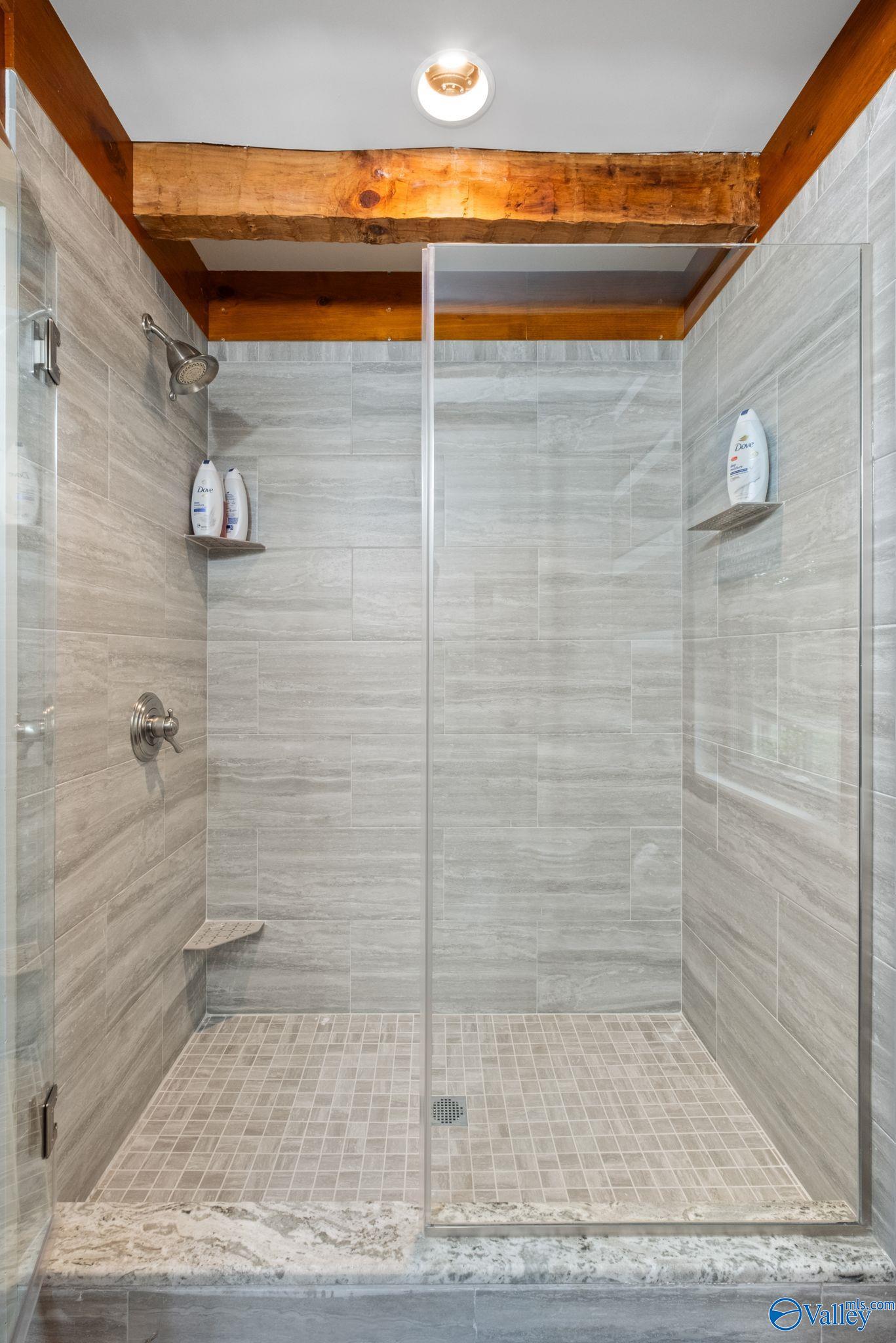 Guntersville, Alabama, 35976, United States, 5 Bedrooms Bedrooms, ,4 BathroomsBathrooms,Residential,Active,1880005