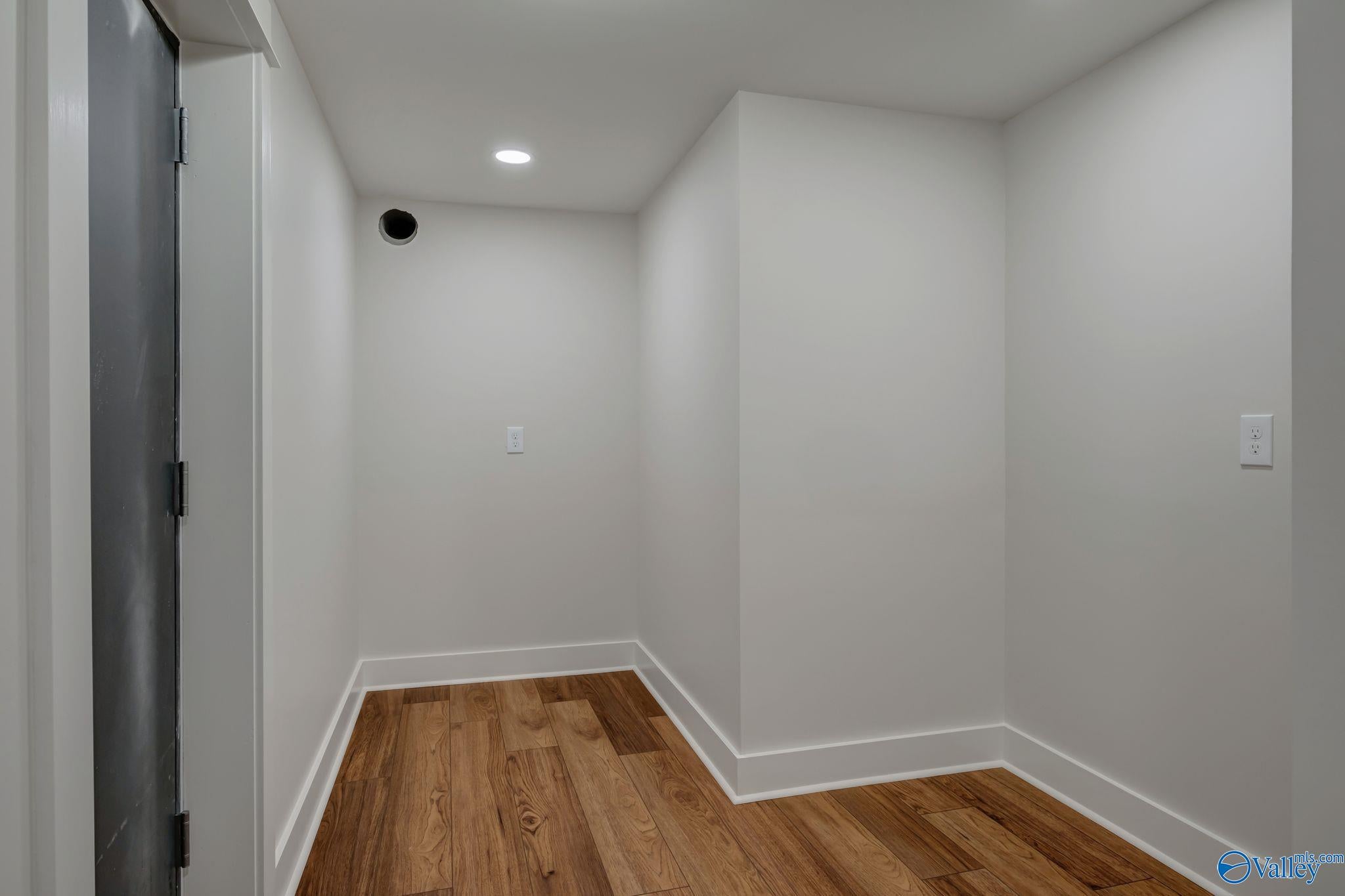 Guntersville, Alabama, 35976, United States, ,4 BathroomsBathrooms,Residential,Active,1702827