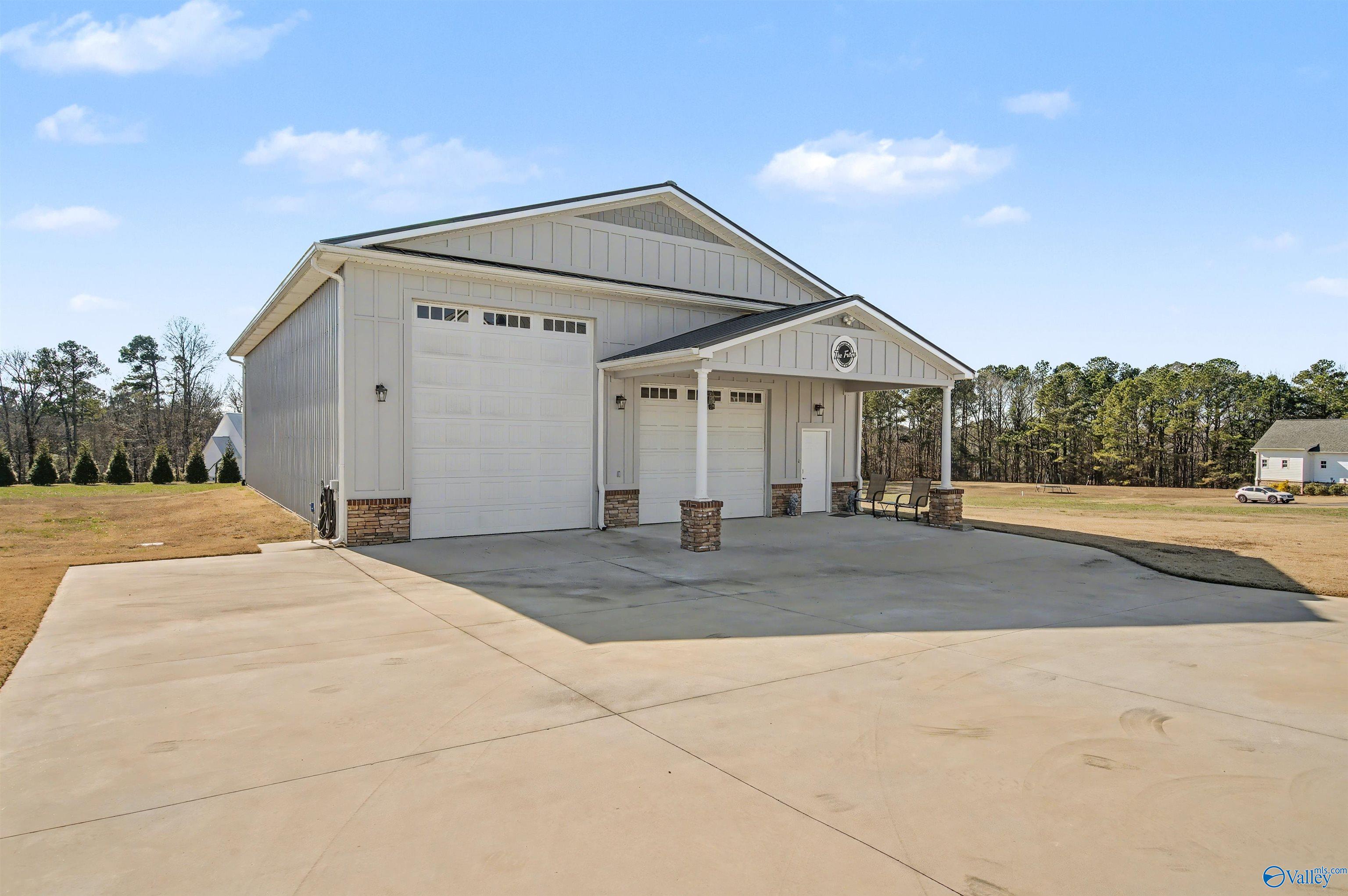 Guntersville, Alabama, 35976, United States, 3 Bedrooms Bedrooms, ,3 BathroomsBathrooms,Residential,Active,2011430