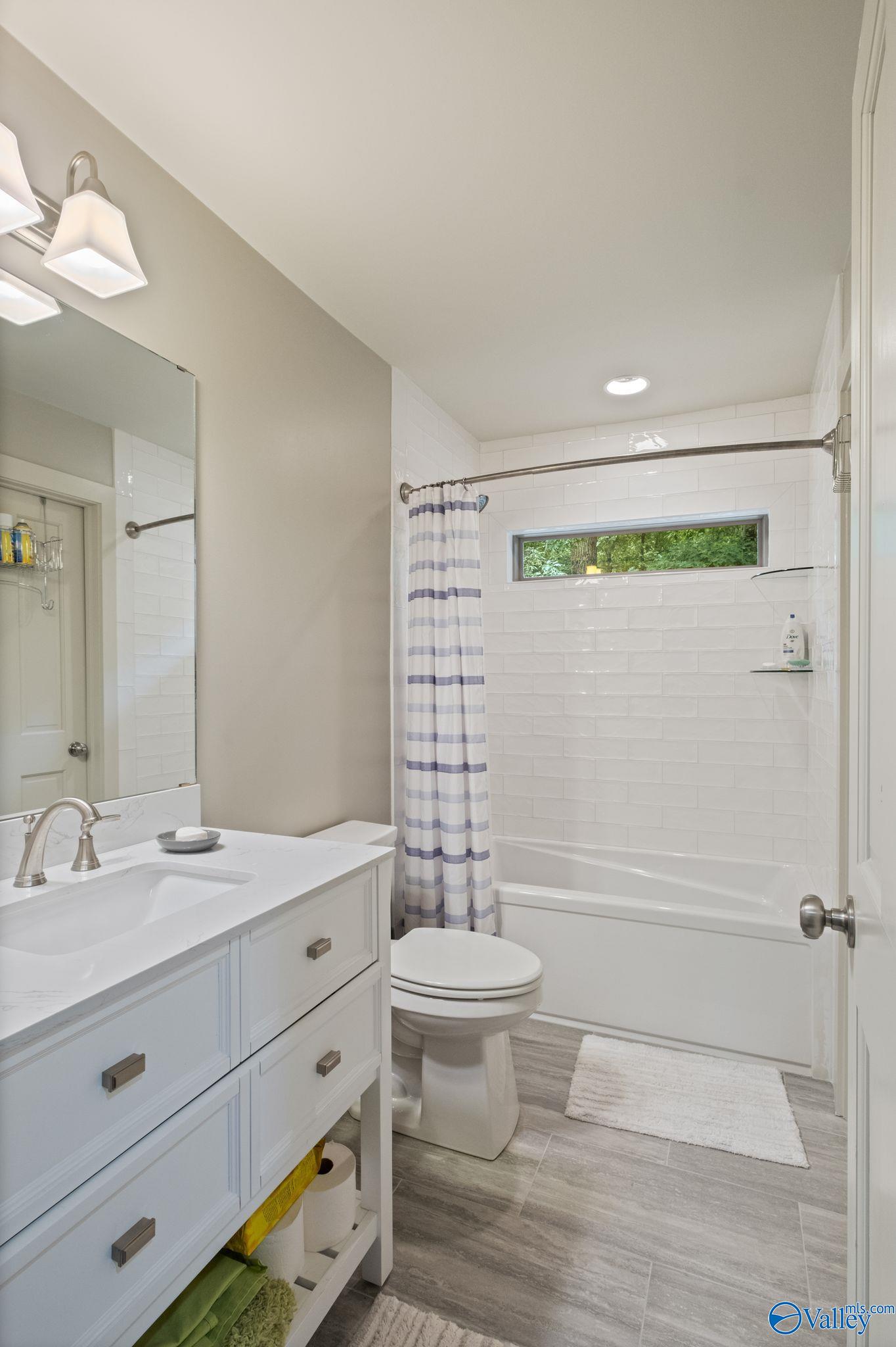 Guntersville, Alabama, 35976, United States, 5 Bedrooms Bedrooms, ,4 BathroomsBathrooms,Residential,Active,1880005