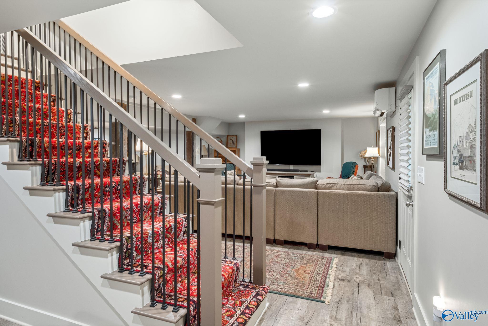 Guntersville, Alabama, 35976, United States, 5 Bedrooms Bedrooms, ,4 BathroomsBathrooms,Residential,Active,1880005