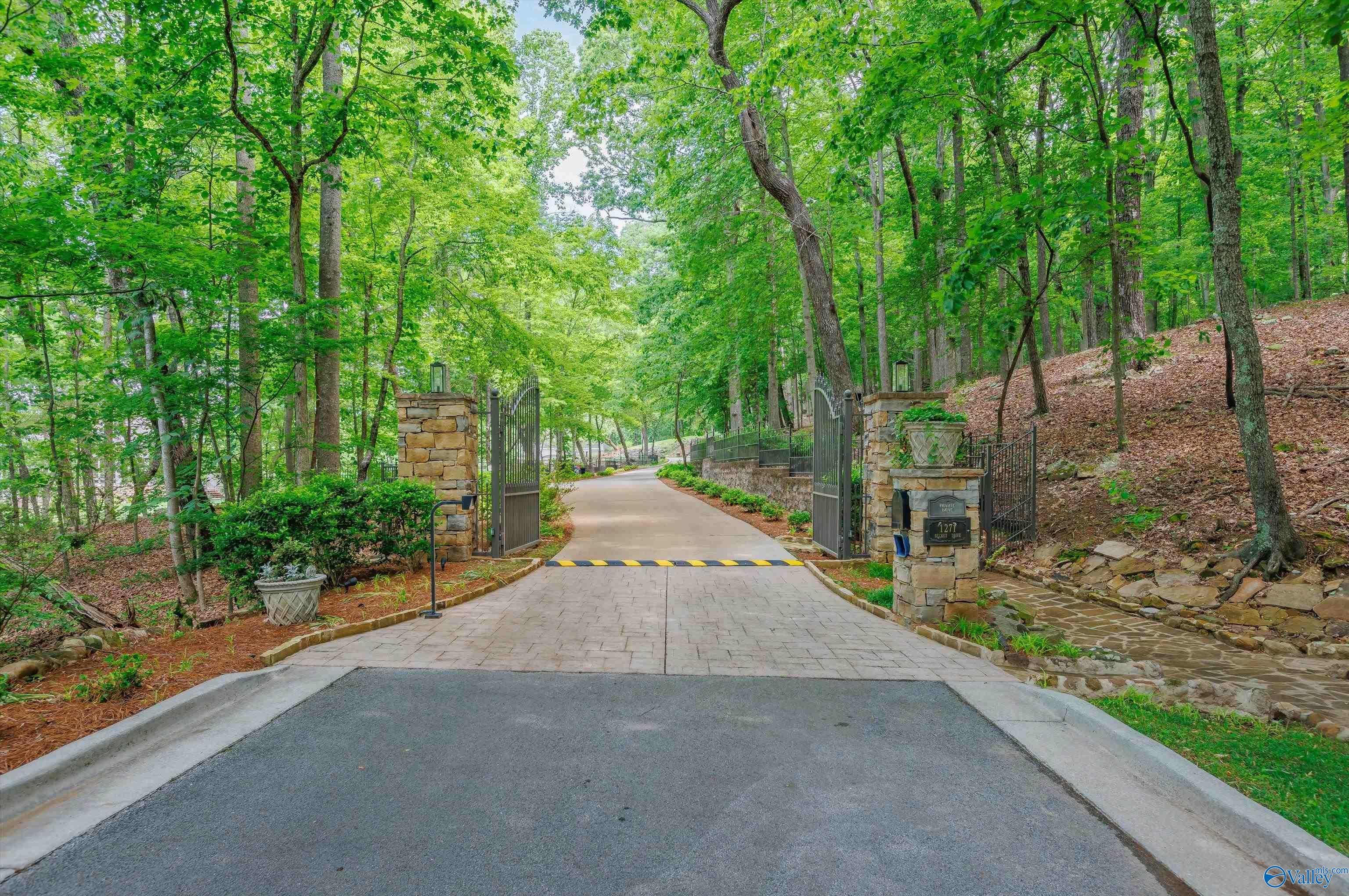 Huntsville, Alabama, 35801, United States, ,8 BathroomsBathrooms,Residential,Active,1832329