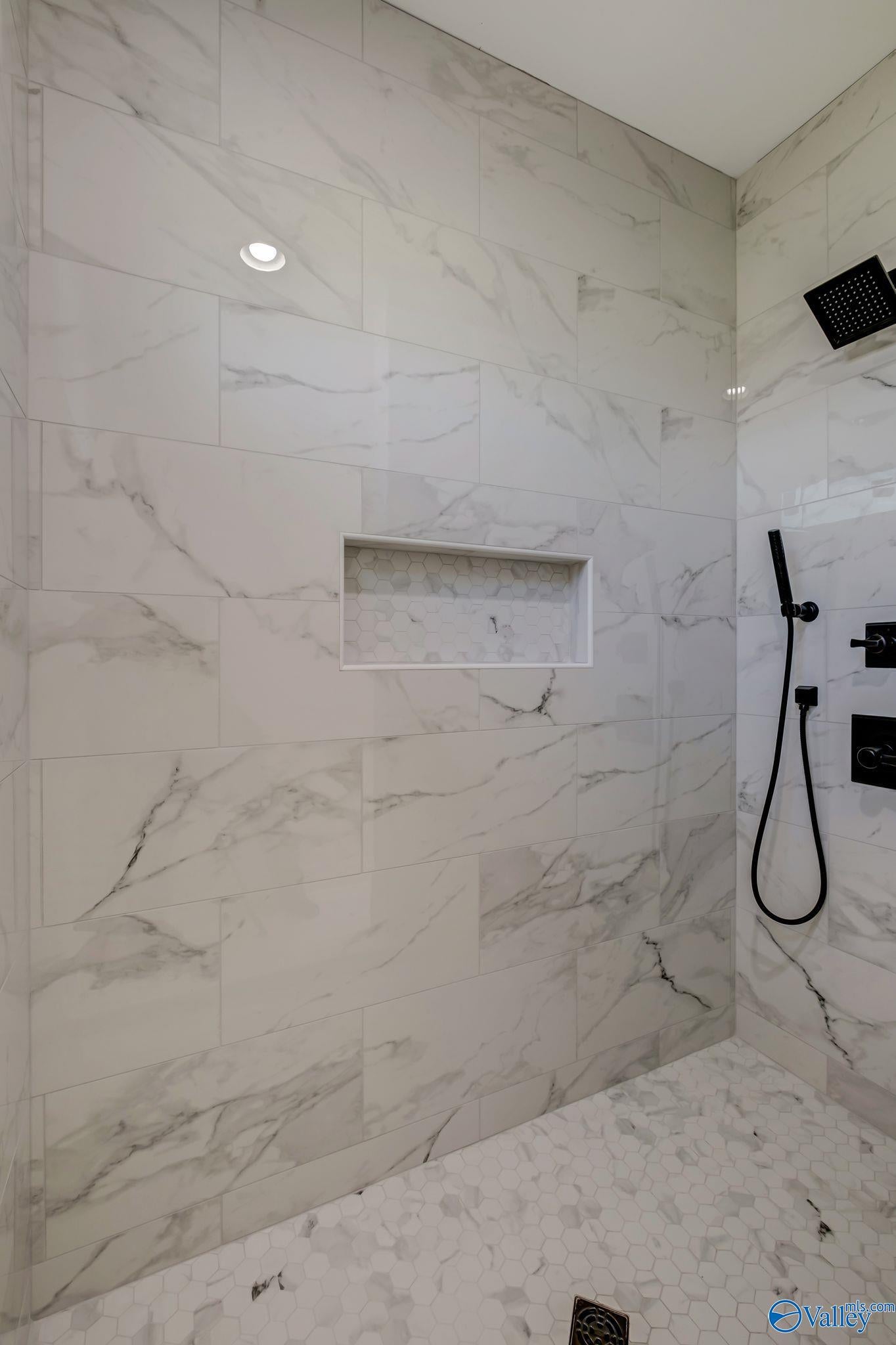 Guntersville, Alabama, 35976, United States, ,4 BathroomsBathrooms,Residential,Active,1702827