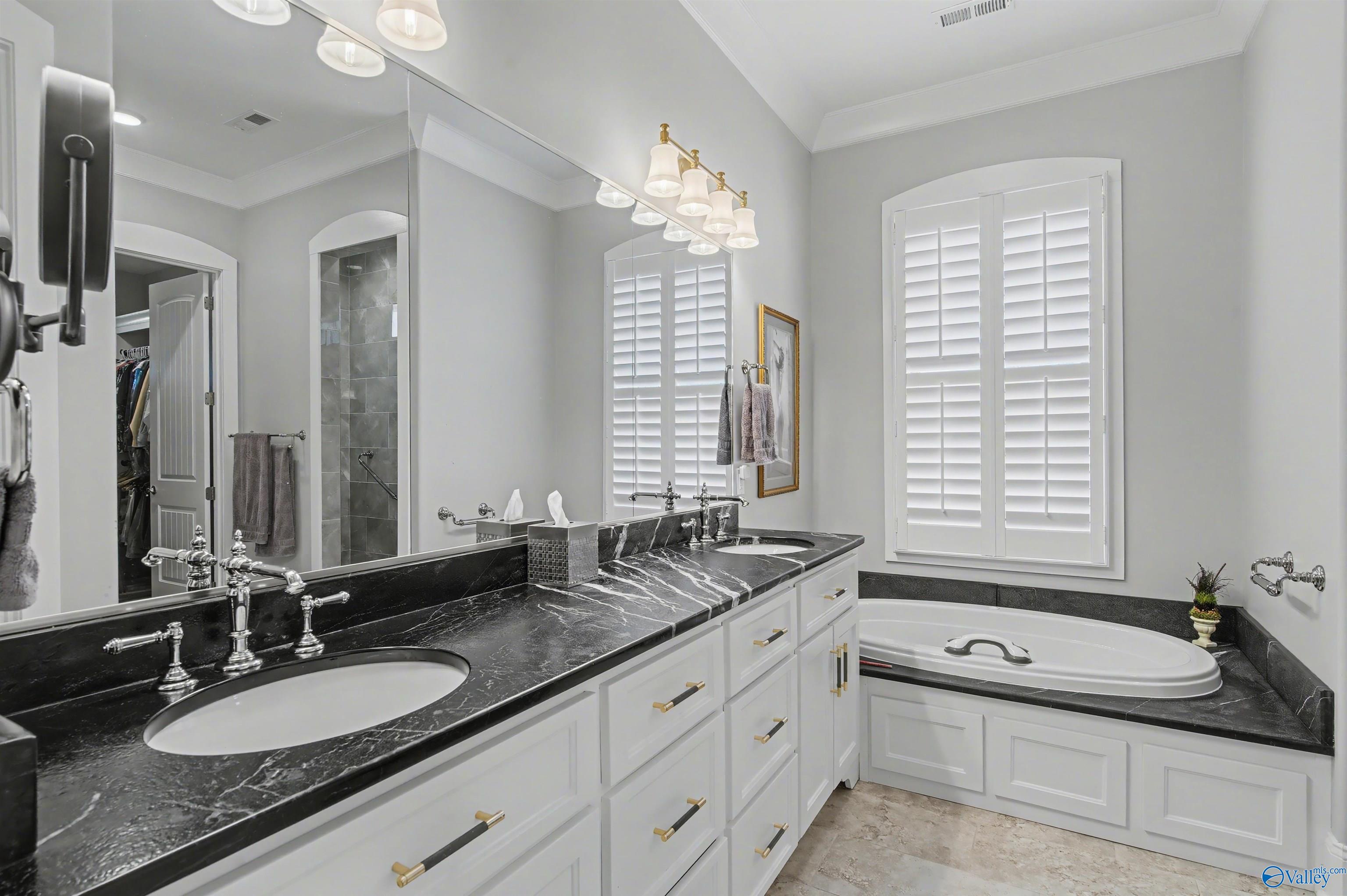 Guntersville, Alabama, 35976, United States, 3 Bedrooms Bedrooms, ,3 BathroomsBathrooms,Residential,Active,2011430