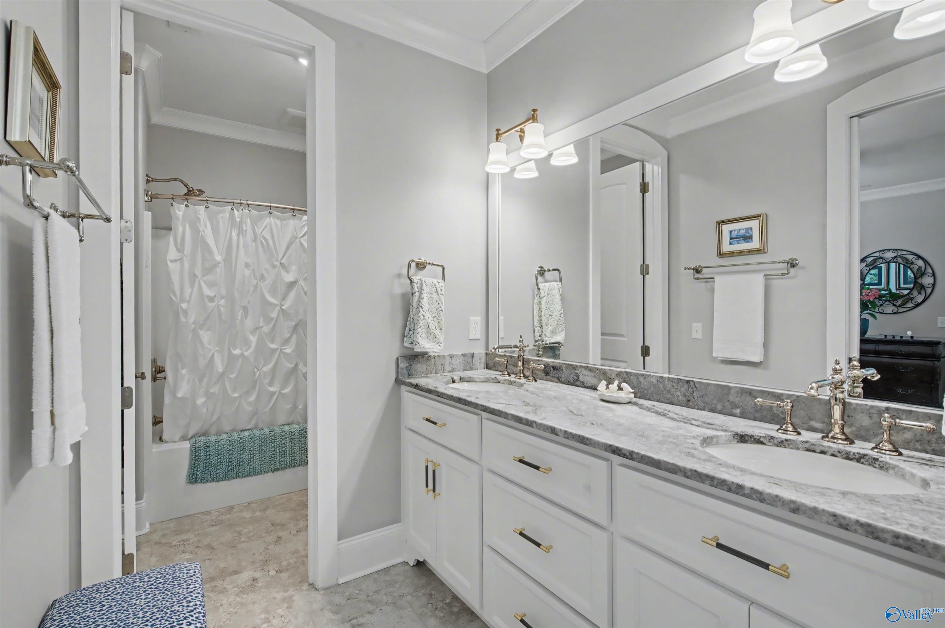 Guntersville, Alabama, 35976, United States, 3 Bedrooms Bedrooms, ,3 BathroomsBathrooms,Residential,Active,2011430