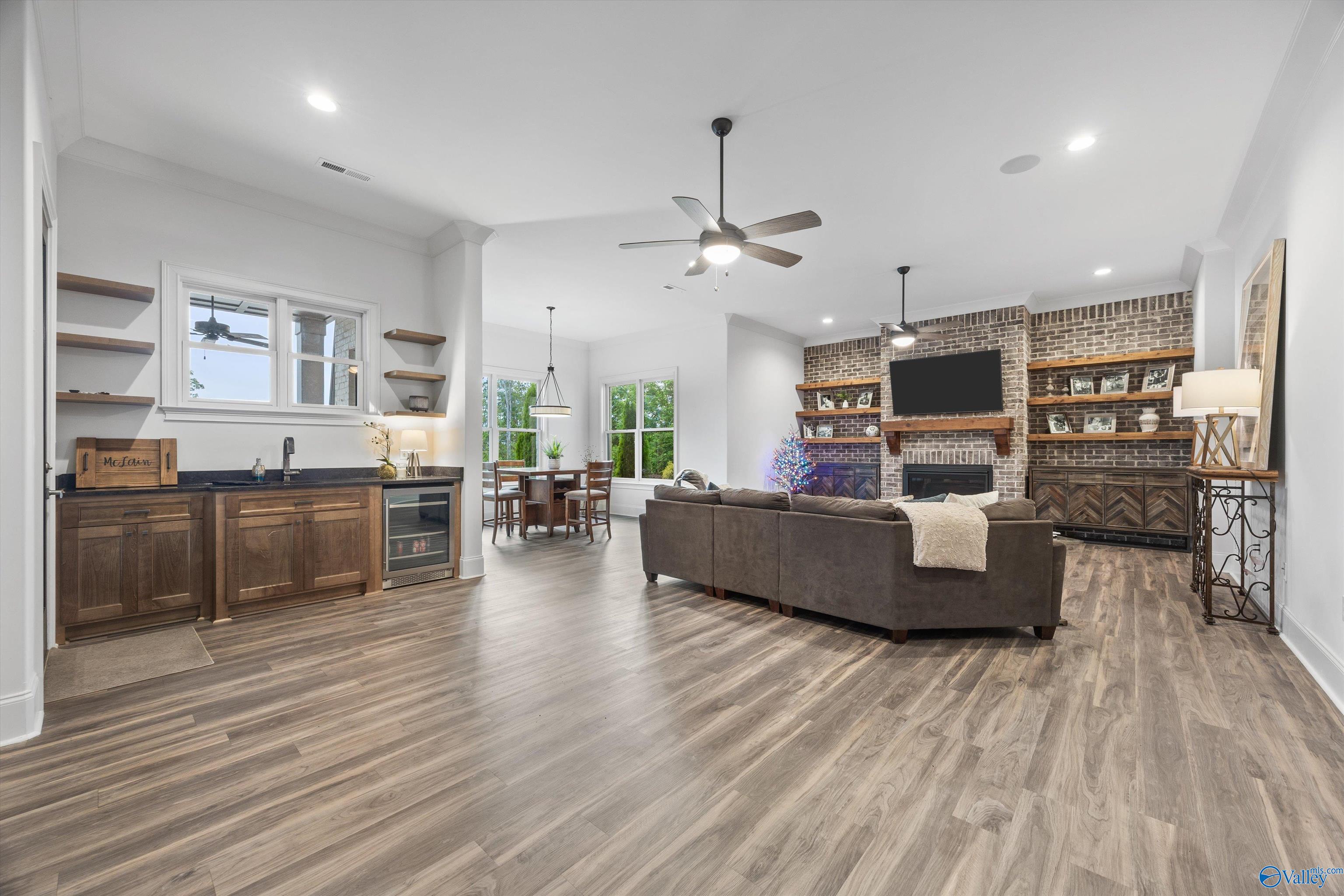 Owens Cross Roads, Alabama, 35763, United States, ,7 BathroomsBathrooms,Residential,Active,1799402